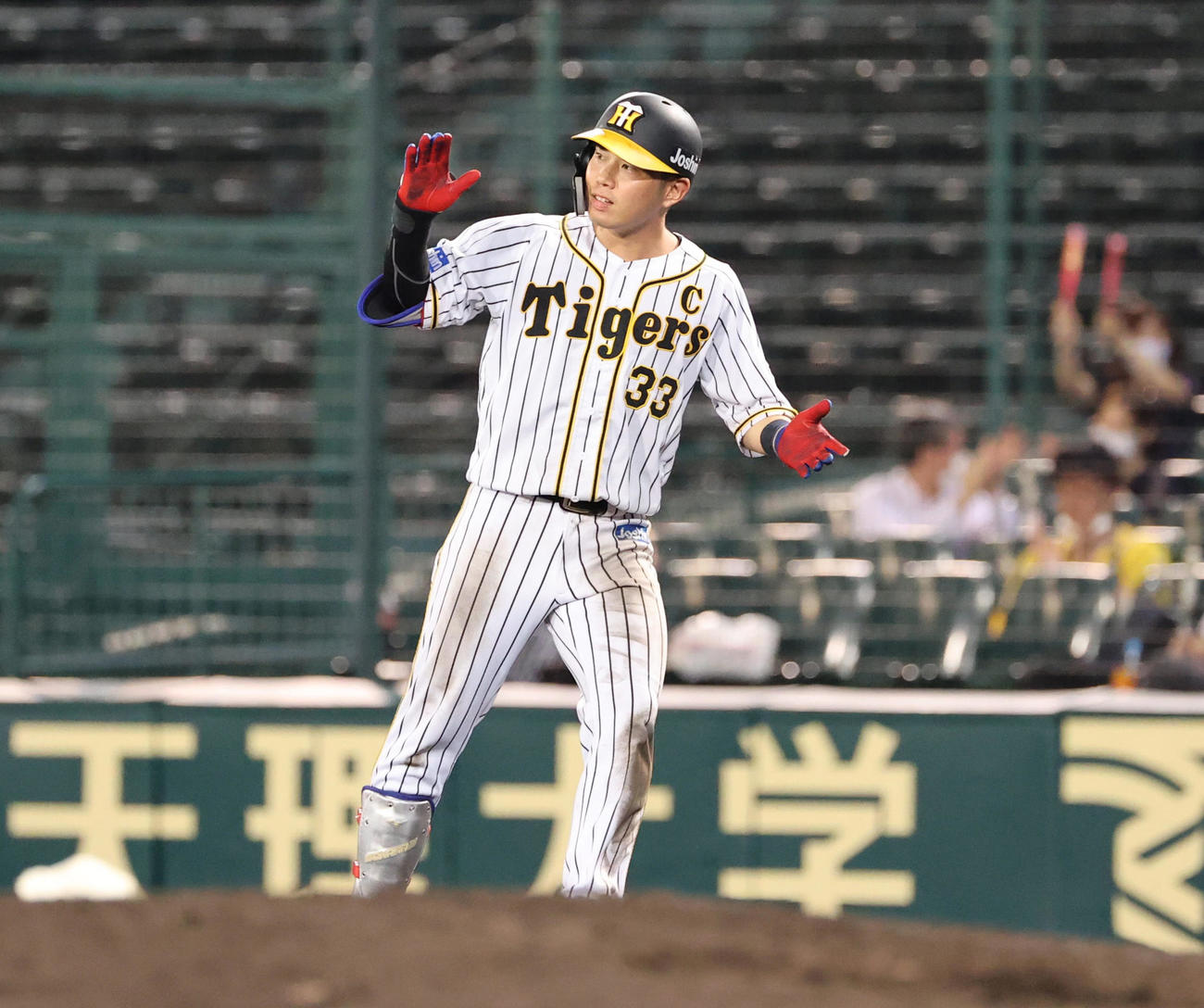 阪神対中日　7回裏阪神2死一、三塁、左前適時打を放つ糸原（撮影・清水貴仁）