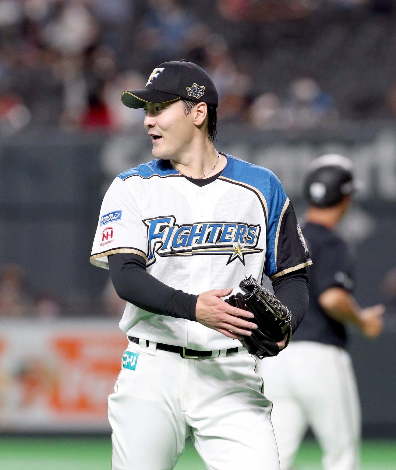日本ハム対ロッテ　3回表ロッテ2死一、二塁、岡を三振にとりグラブを叩く日本ハム有原（撮影・佐藤翔太）