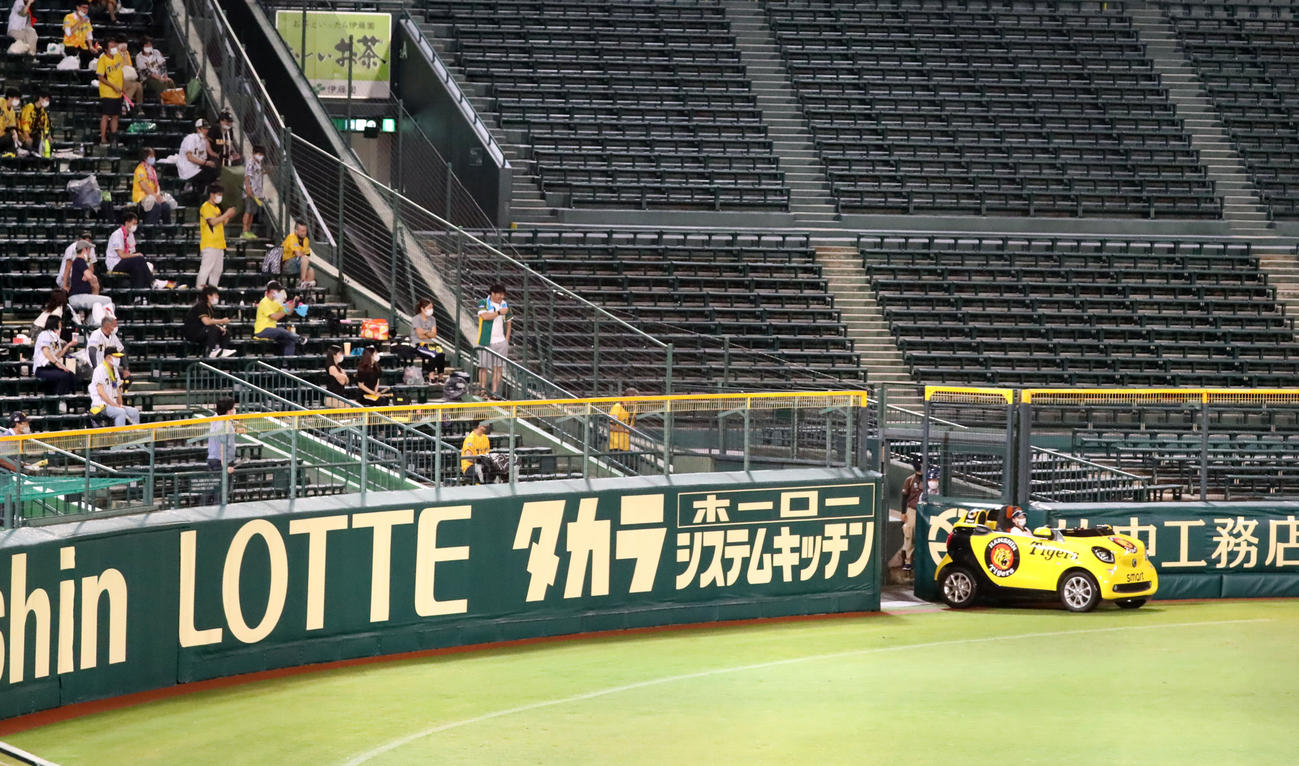 9回表、スアレスをグラウンドへ運んだリリーフカーは、後進で駐車位置へ戻ることが出来ず、再度前進して戻っていった（撮影・加藤哉）