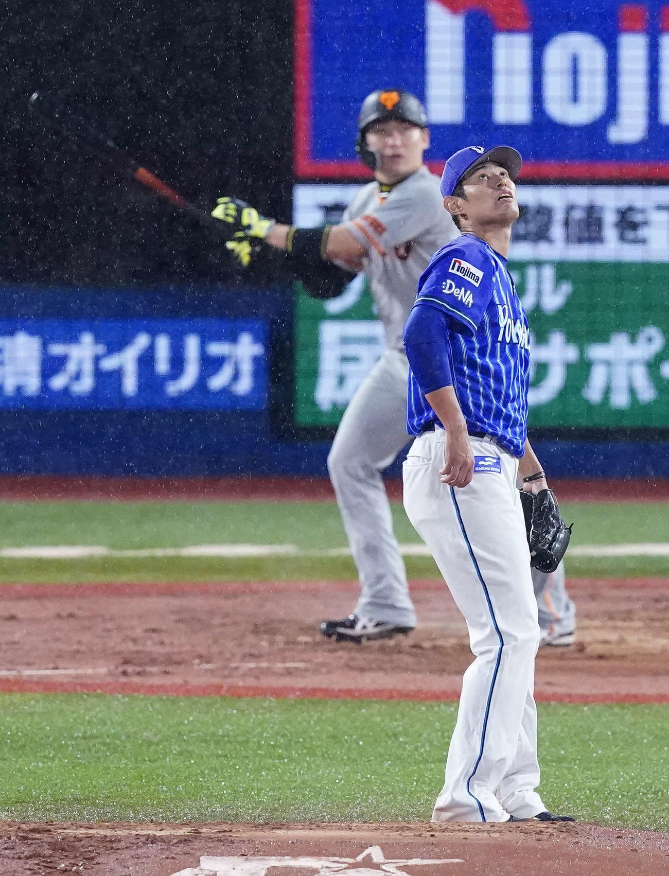 DeNA対巨人　3回表巨人2死、丸（後方）に先制ソロ本塁打を浴びる井納（撮影・江口和貴）