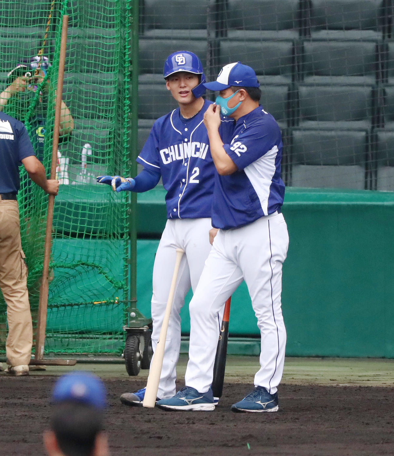 阪神対中日　打撃練習する中日石川昂弥（左）は与田監督と話し込む（撮影・加藤哉）