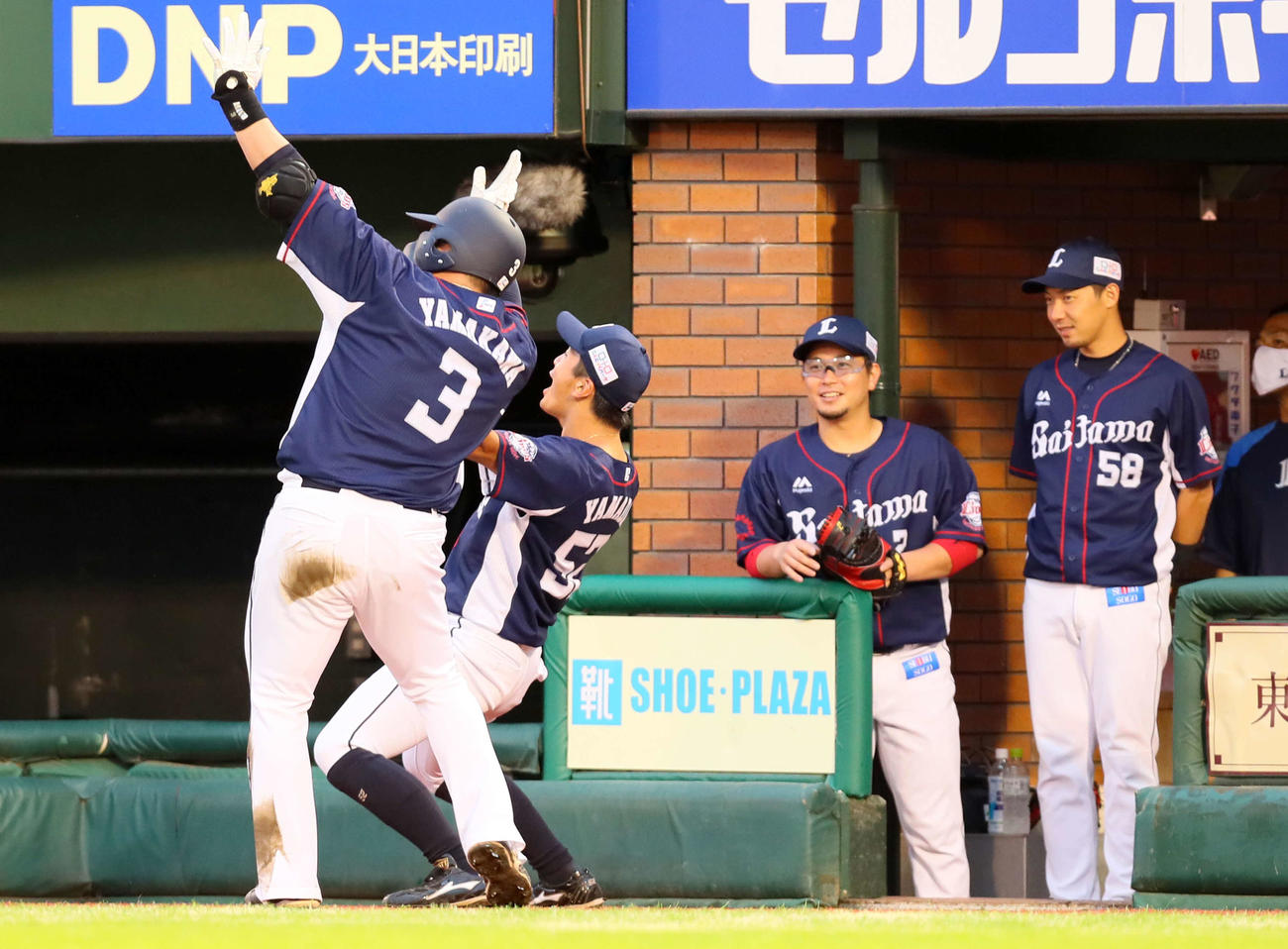 楽天対西武　3回表西武無死、左越え本塁打を放った山川はどすこいポーズ（左端）（撮影・足立雅史）