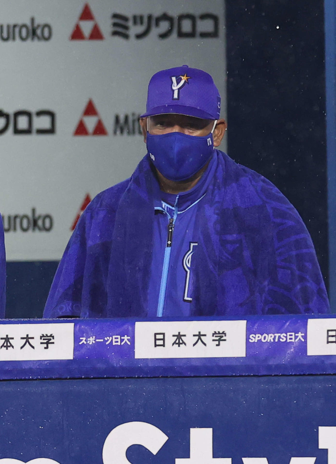 DeNA対巨人　ベンチから戦況を見つめるラミレス監督（撮影・河野匠）