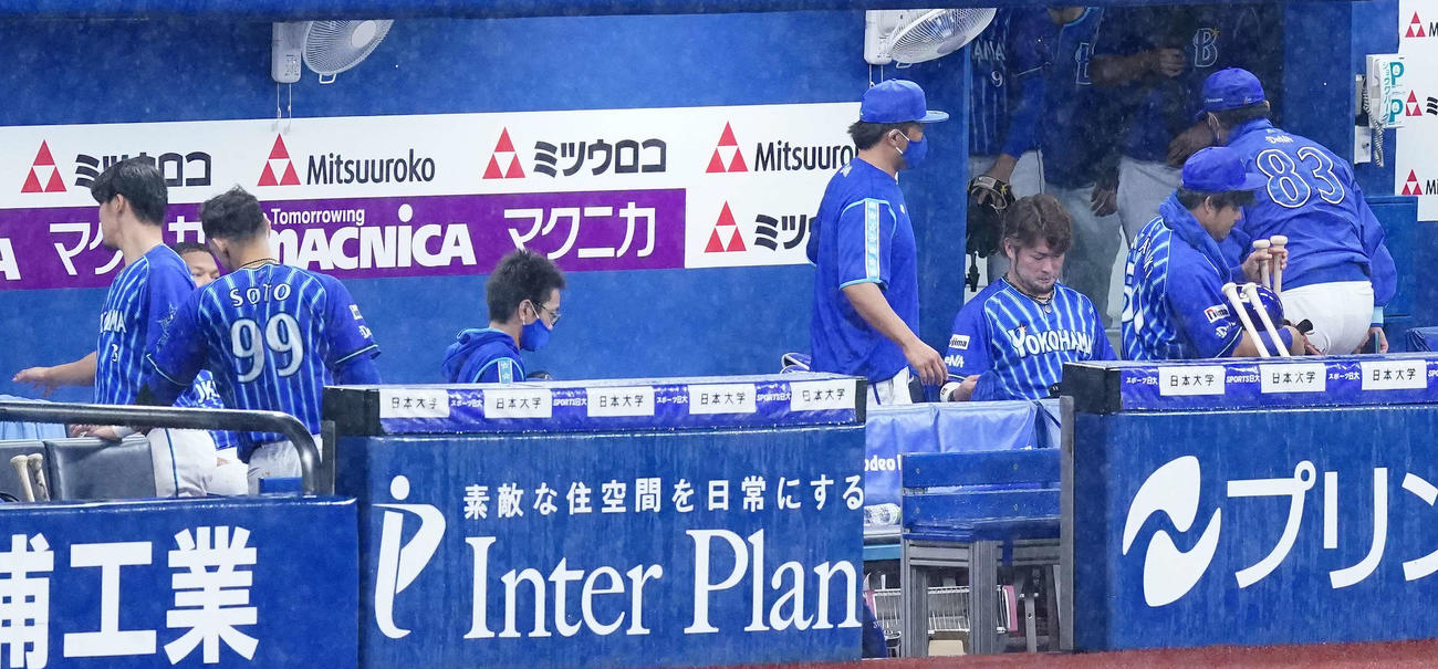 DeNA対巨人　降雨コールドで破れベンチから引き揚げるDeNAナイン（撮影・江口和貴）