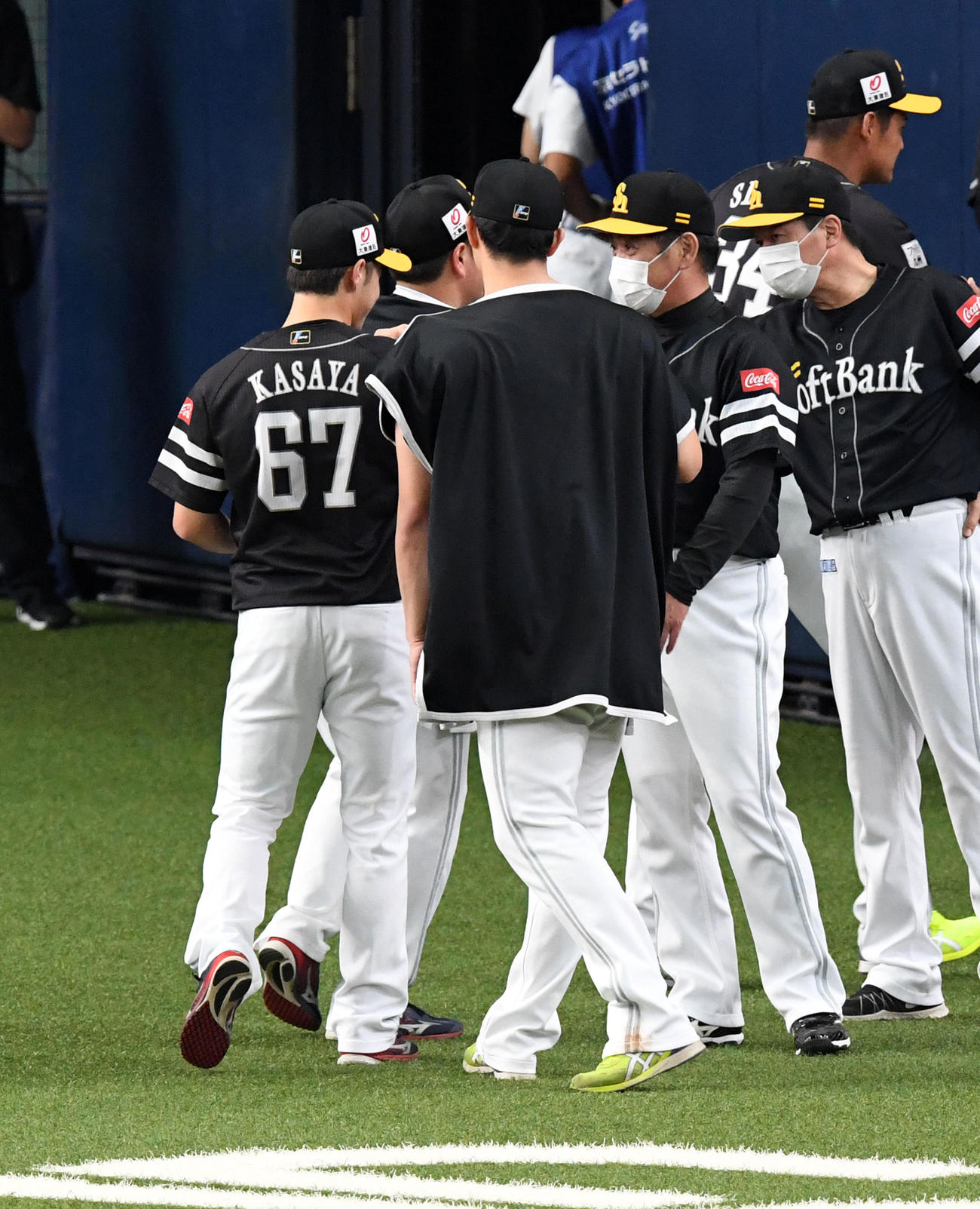 オリックス対ソフトバンク　プロ初勝利の笠谷（左）を祝福する工藤監督（撮影・前岡正明）