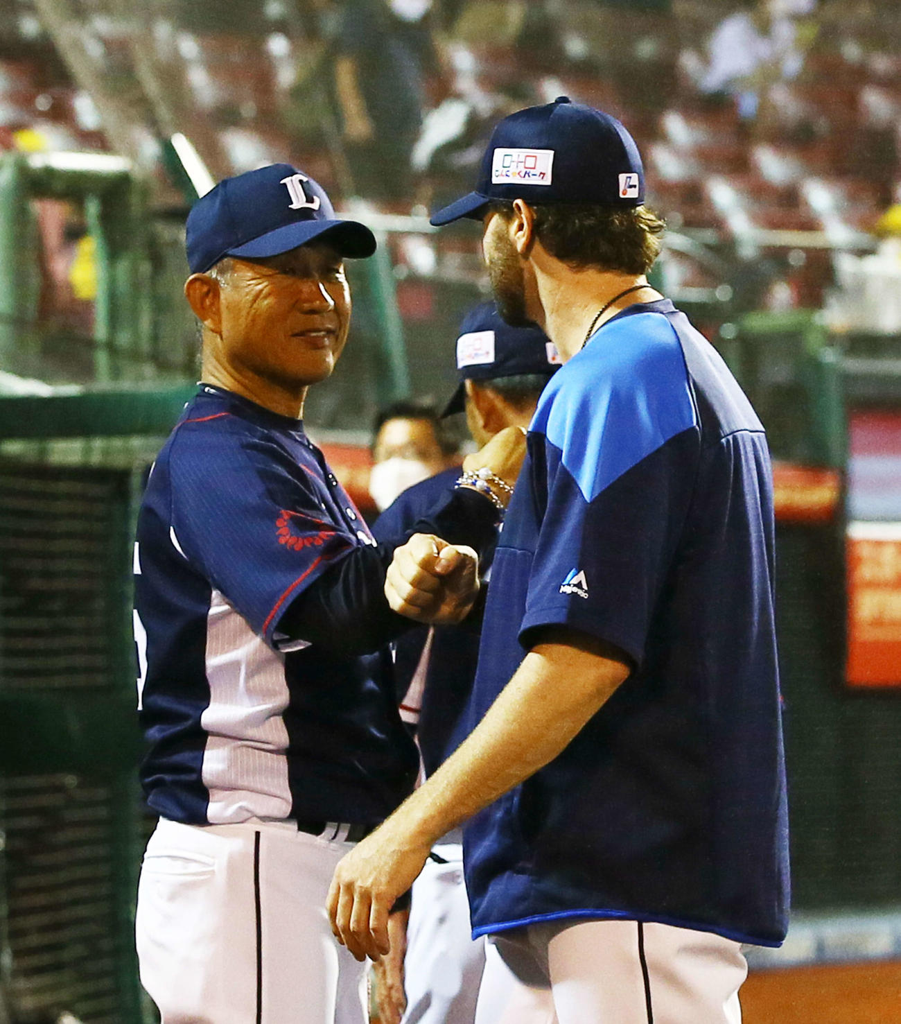 楽天対西武　球団外国人タイ記録の13連勝を達成した西武ニール（右）を笑顔で迎える辻監督（撮影・足立雅史）