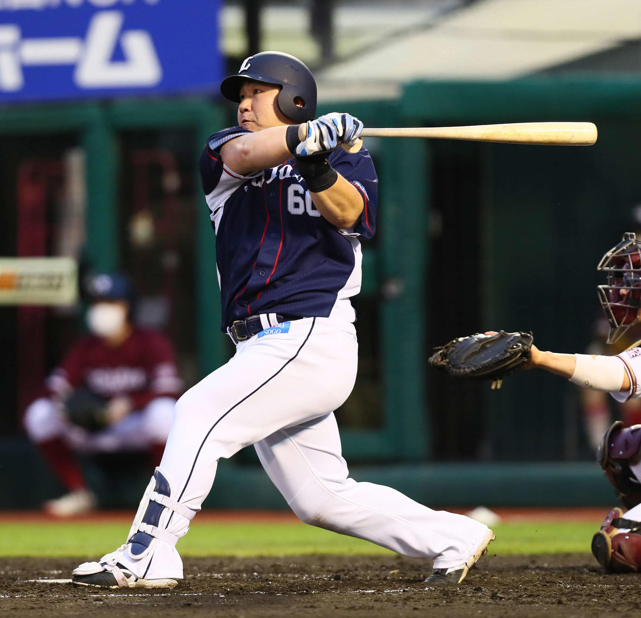 楽天対西武　3回表西武無死一塁、中村は適時二塁打を放つ（撮影・足立雅史）