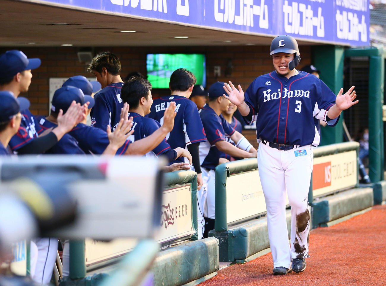 楽天対西武　2回表西武無死一、二塁、生還した山川は笑顔を見せる（撮影・足立雅史）