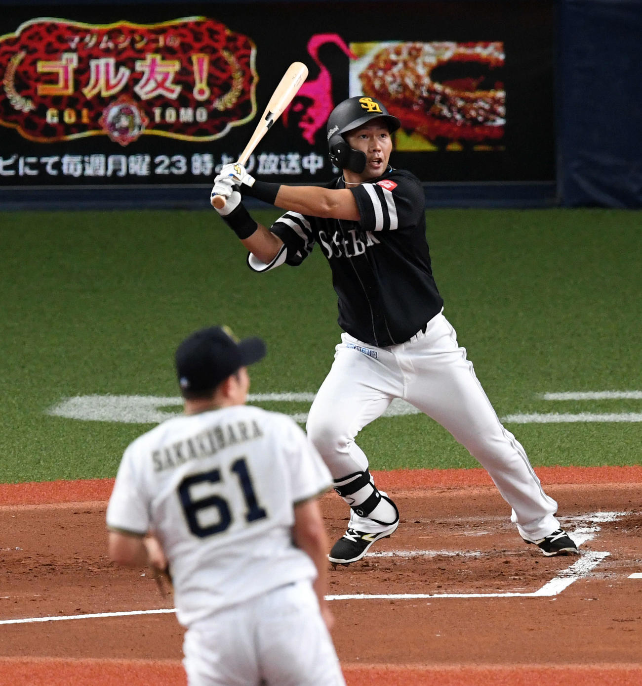 オリックス対ソフトバンク　1回表ソフトバンク1死一、三塁、中村晃は左先制犠飛を放つ（撮影・前岡正明）