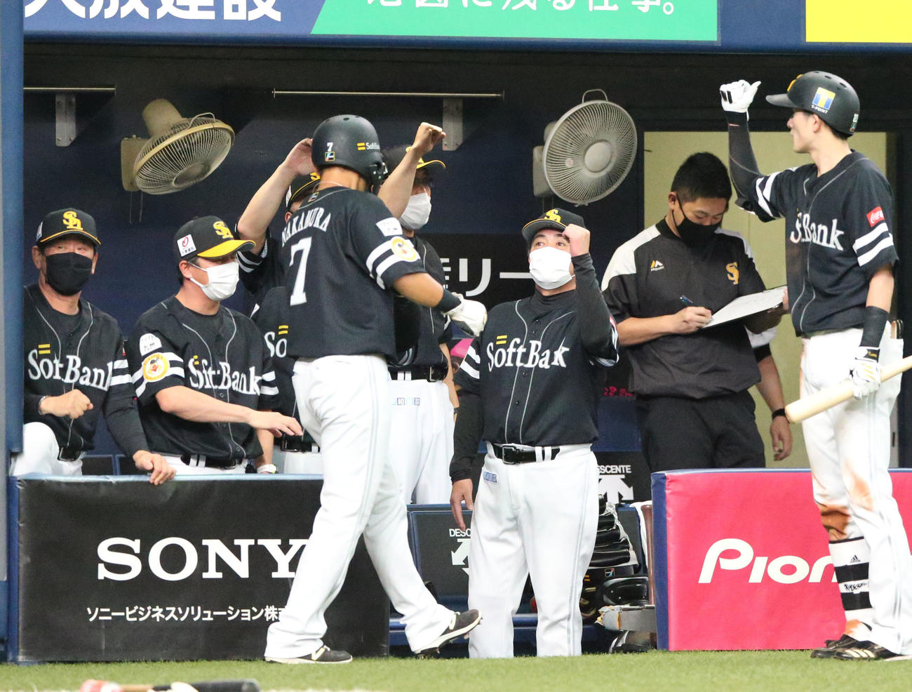 オリックス対ソフトバンク　4回表ソフトバンク2死満塁、三森の二塁適時打で生還の中村（手前左）を出迎える工藤監督（右から3人目）（撮影・上山淳一）