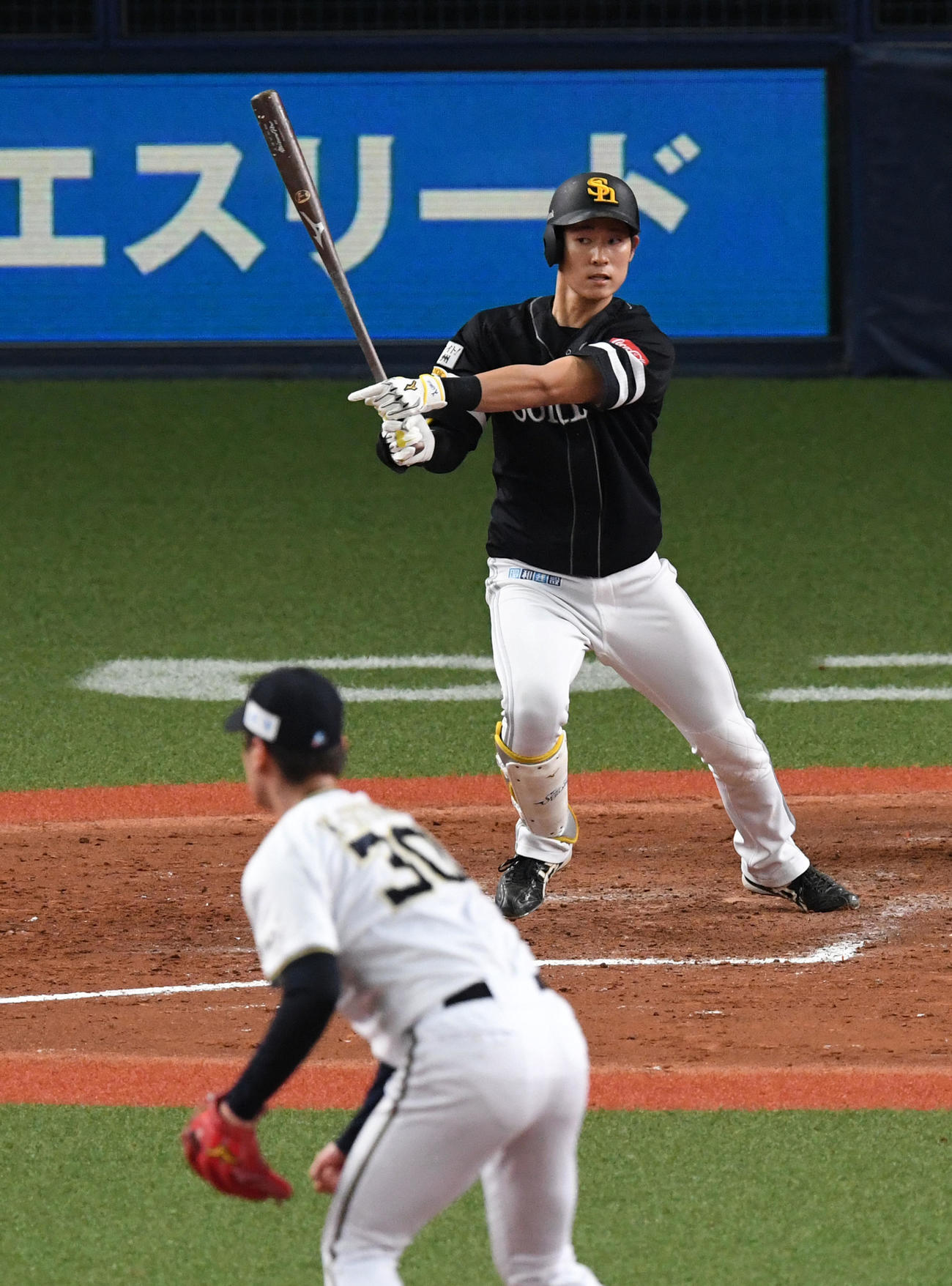 オリックス対ソフトバンク　9回表ソフトバンク2死一、二塁、上林は右前適時打を放つ（撮影・前岡正明）