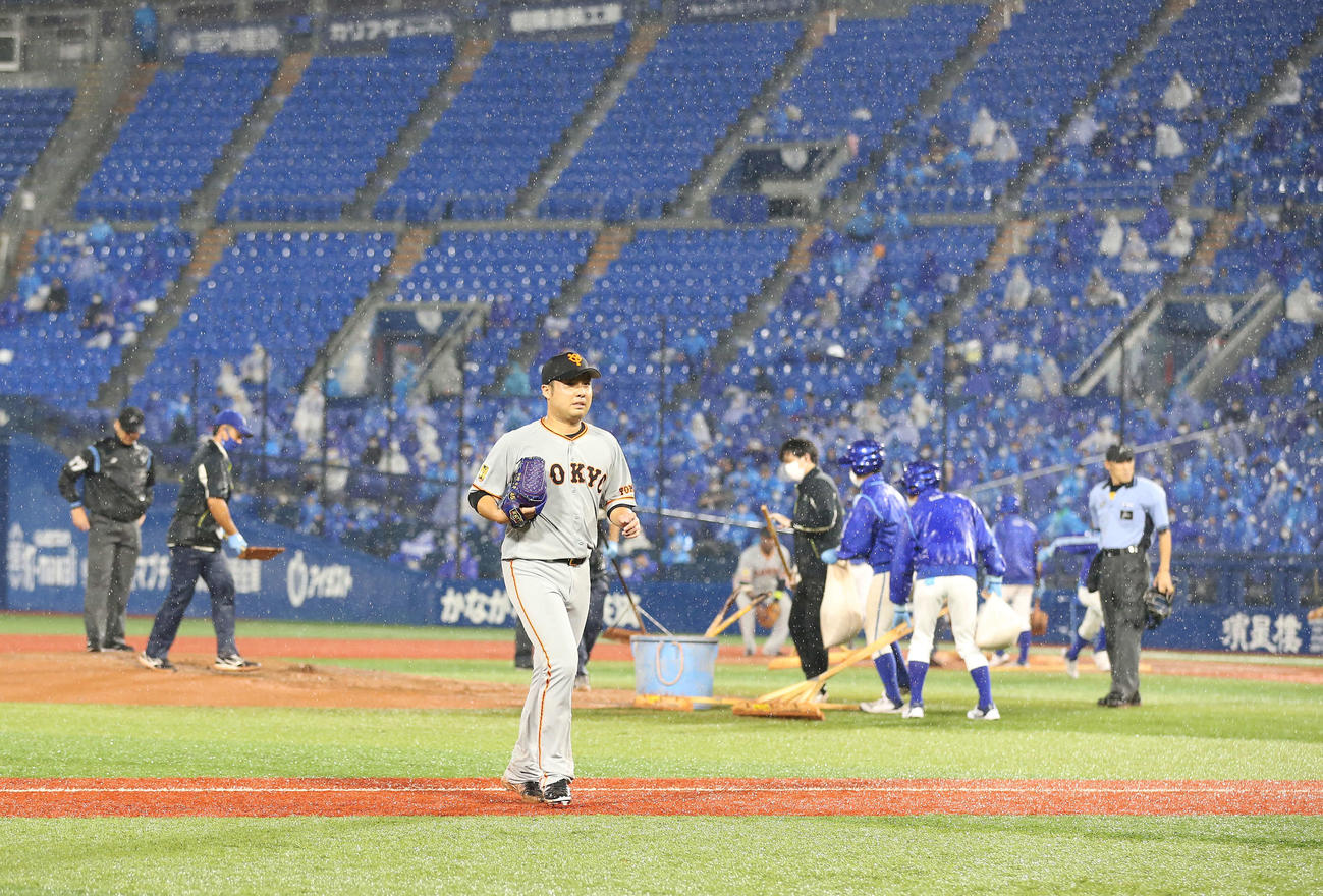 DeNA対巨人　4回裏DeNA無死一塁、降雨により試合が一時中断し、ベンチに戻る今村（撮影・河野匠）
