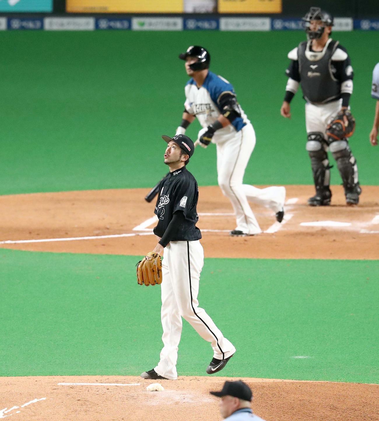 日本ハム対ロッテ　1回裏日本ハム1死一塁、中田に右越え適時二塁打を浴びる石川（撮影・黒川智章）