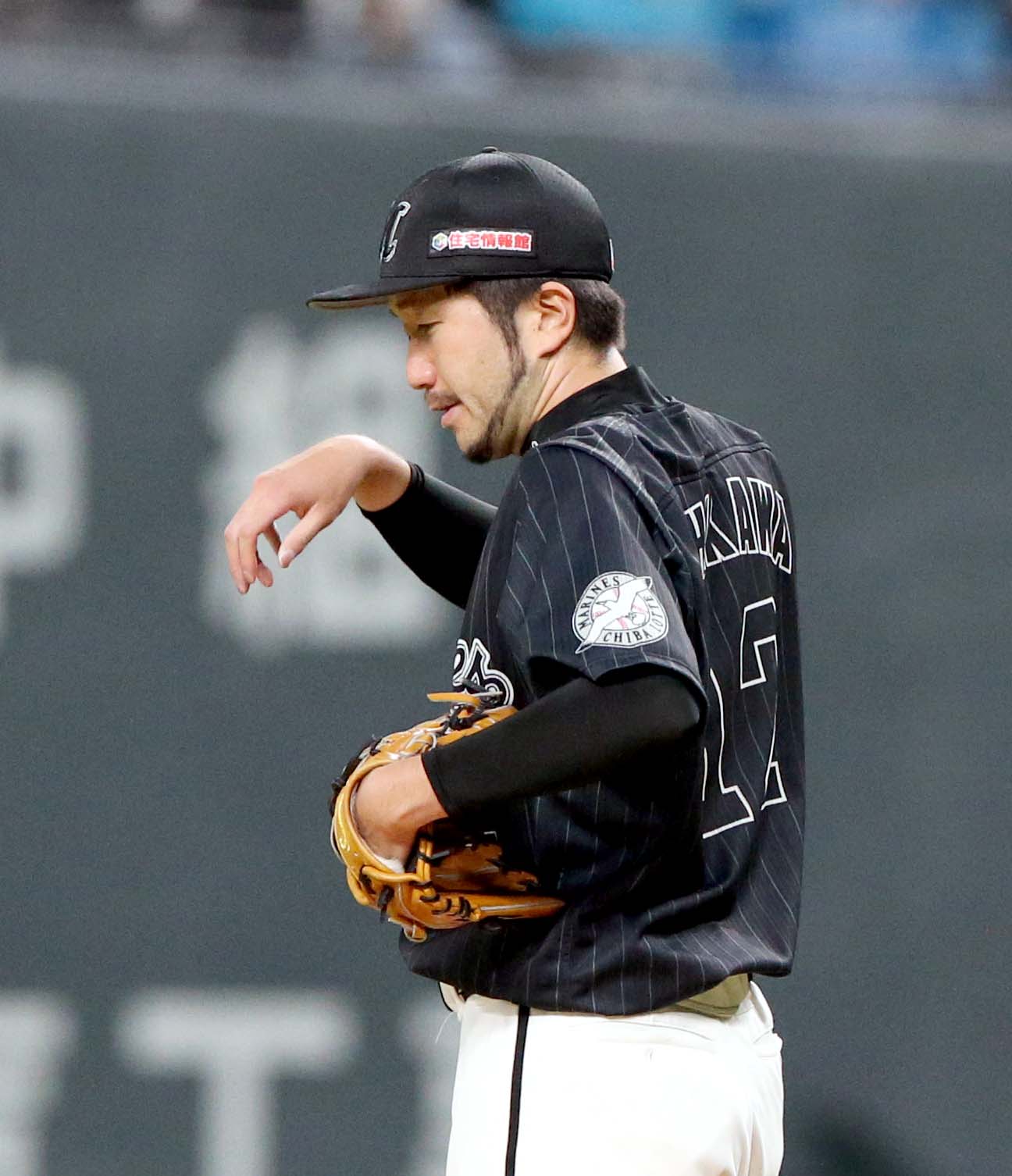 日本ハム対ロッテ　マウンドで汗を拭うロッテ石川（撮影・佐藤翔太）