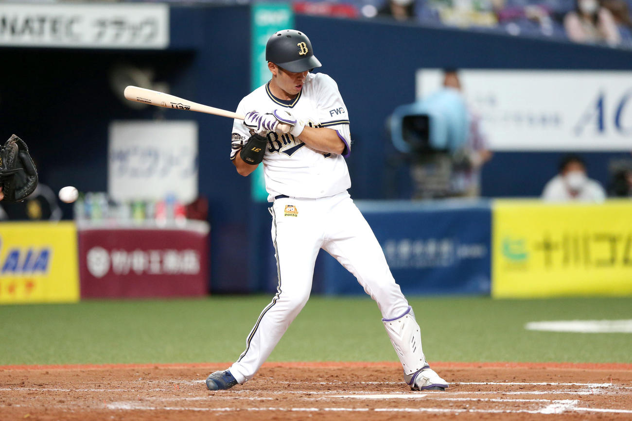 オリックス対ソフトバンク　9回裏オリックス2死、太田は死球をうける（撮影・上山淳一）