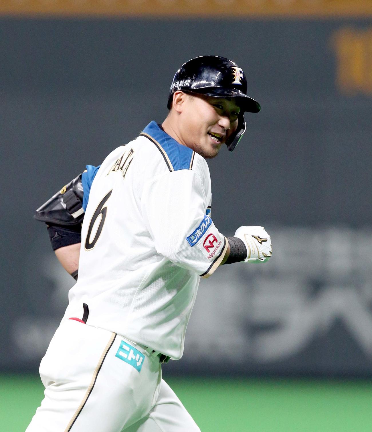 日本ハム対ロッテ　7回裏日本ハム2死一、二塁、中田は左越え3点本塁打を放ち笑顔を見せる（撮影・佐藤翔太）