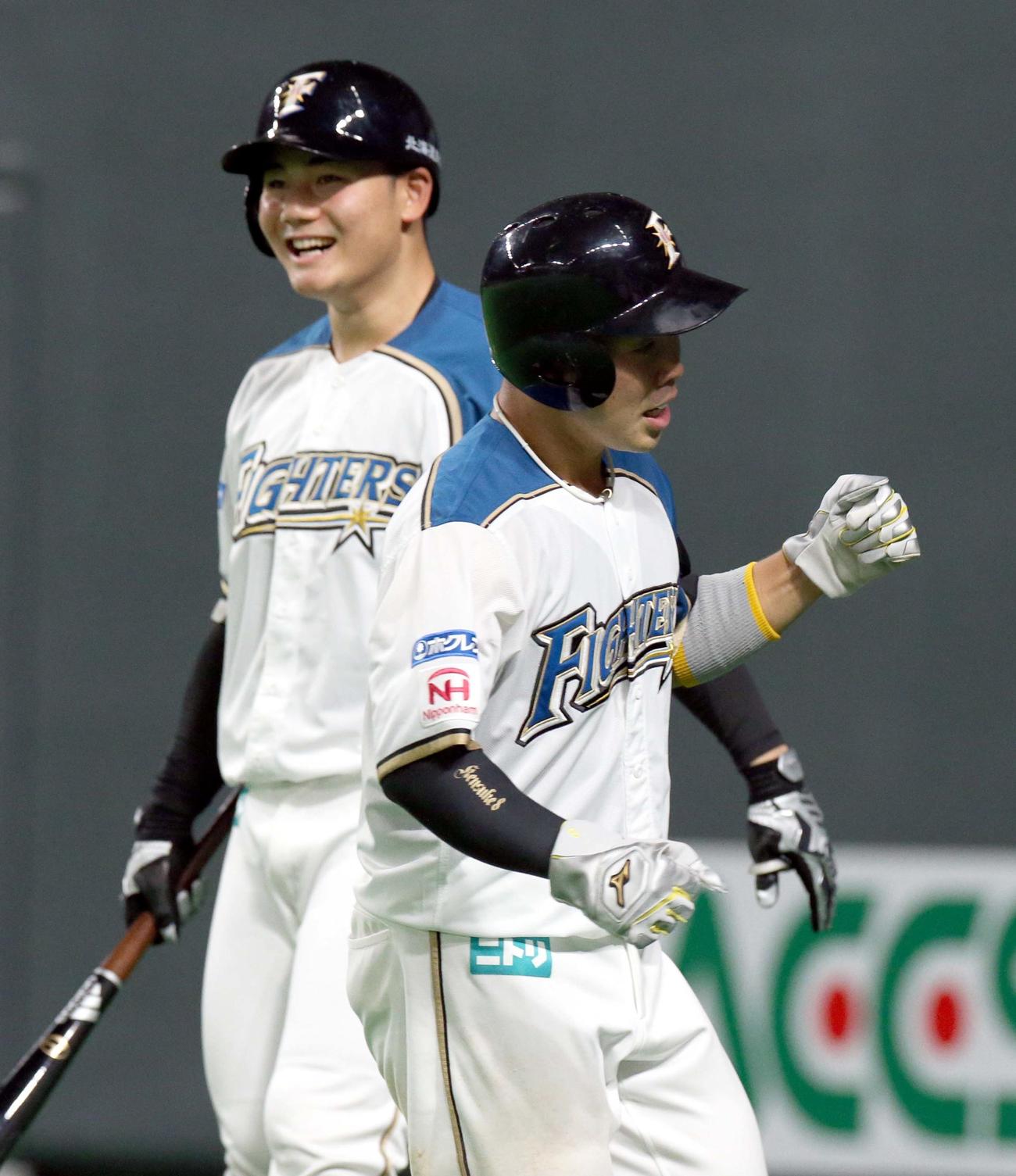 日本ハム対ロッテ　1回裏日本ハム1死一塁、中田の適時二塁打で生還しガッツポーズをする近藤（撮影・佐藤翔太）