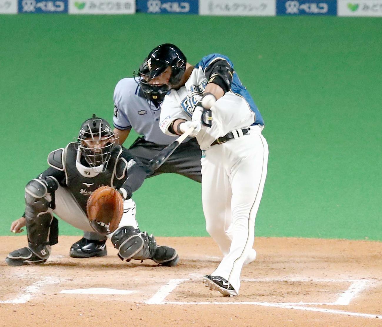 日本ハム対ロッテ　7回裏日本ハム2死一、二塁、左越え3点本塁打を放つ中田（撮影・黒川智章）