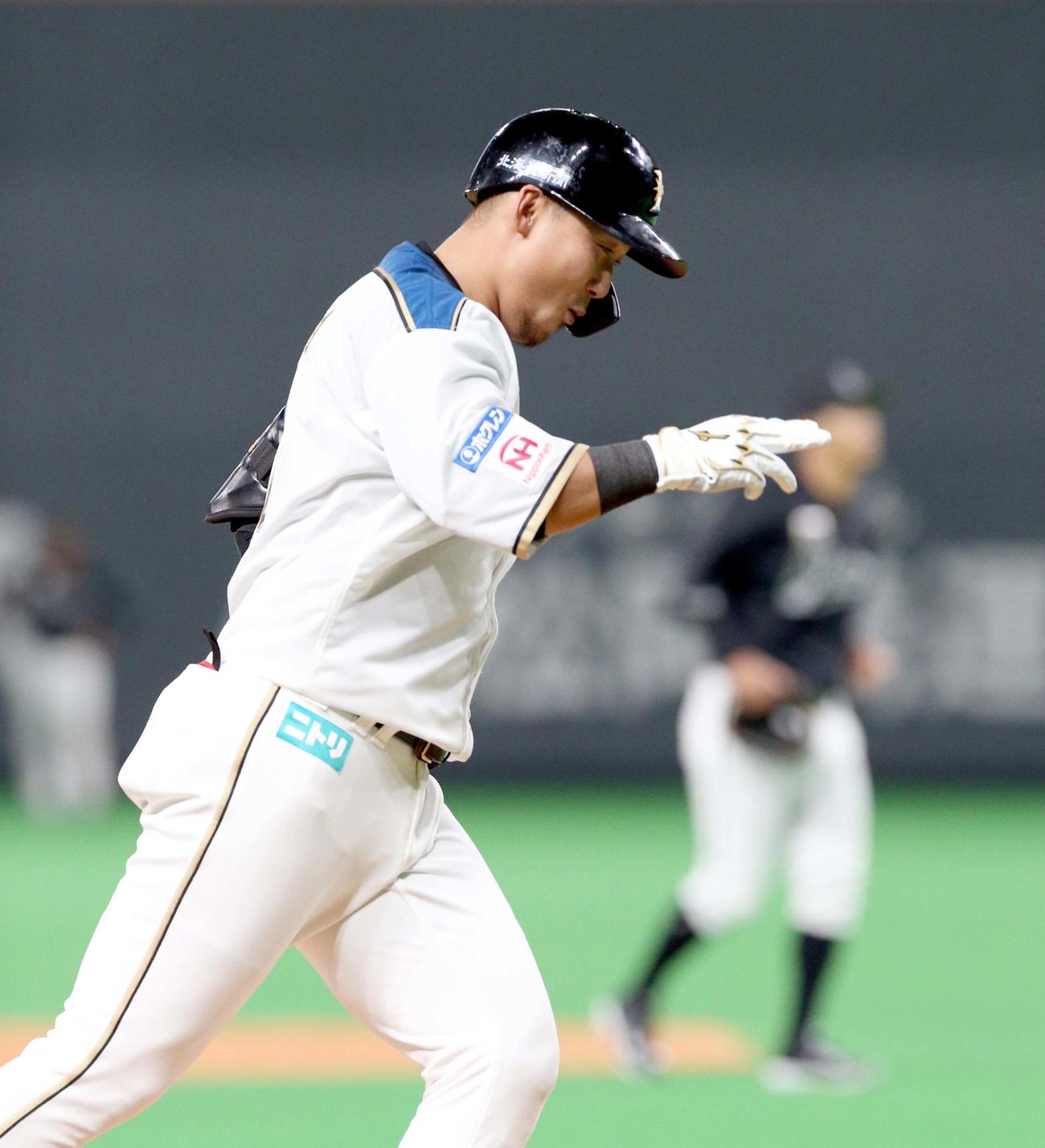 日本ハム対ロッテ　7回裏日本ハム2死一、二塁、中田は左越え3点本塁打を放ちポーズをとる（撮影・佐藤翔太）