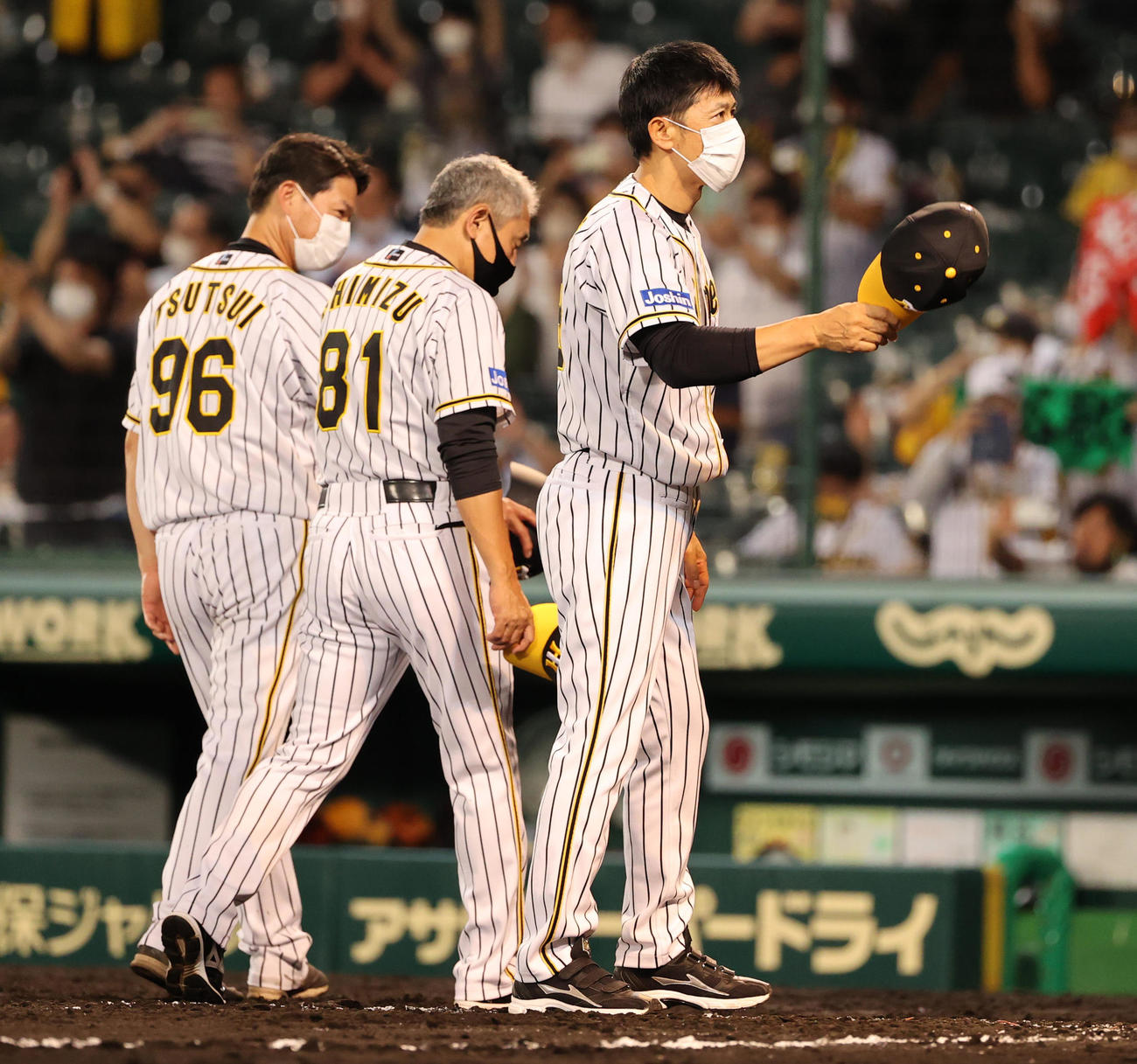 阪神対中日　中日に快勝しファンにあいさつする矢野監督（撮影・清水貴仁）