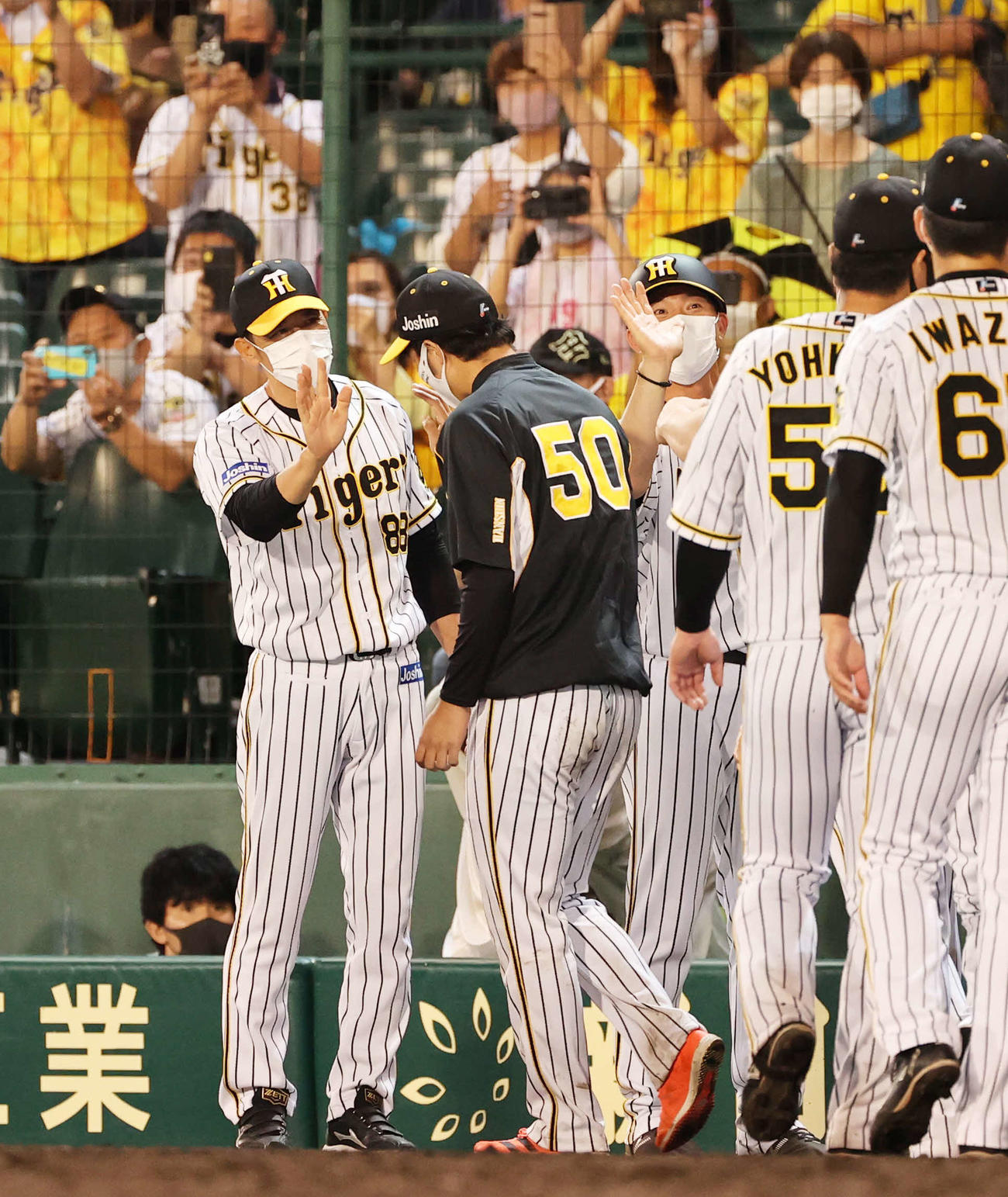 阪神対中日　矢野監督（左）は勝利投手の青柳を迎える（撮影・清水貴仁）