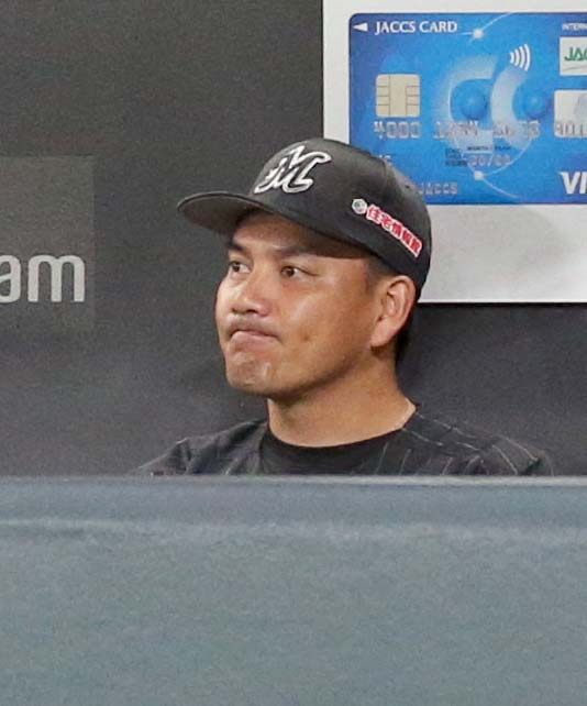 日本ハム対ロッテ　ベンチで険しい表情のロッテ井口監督（撮影・佐藤翔太）