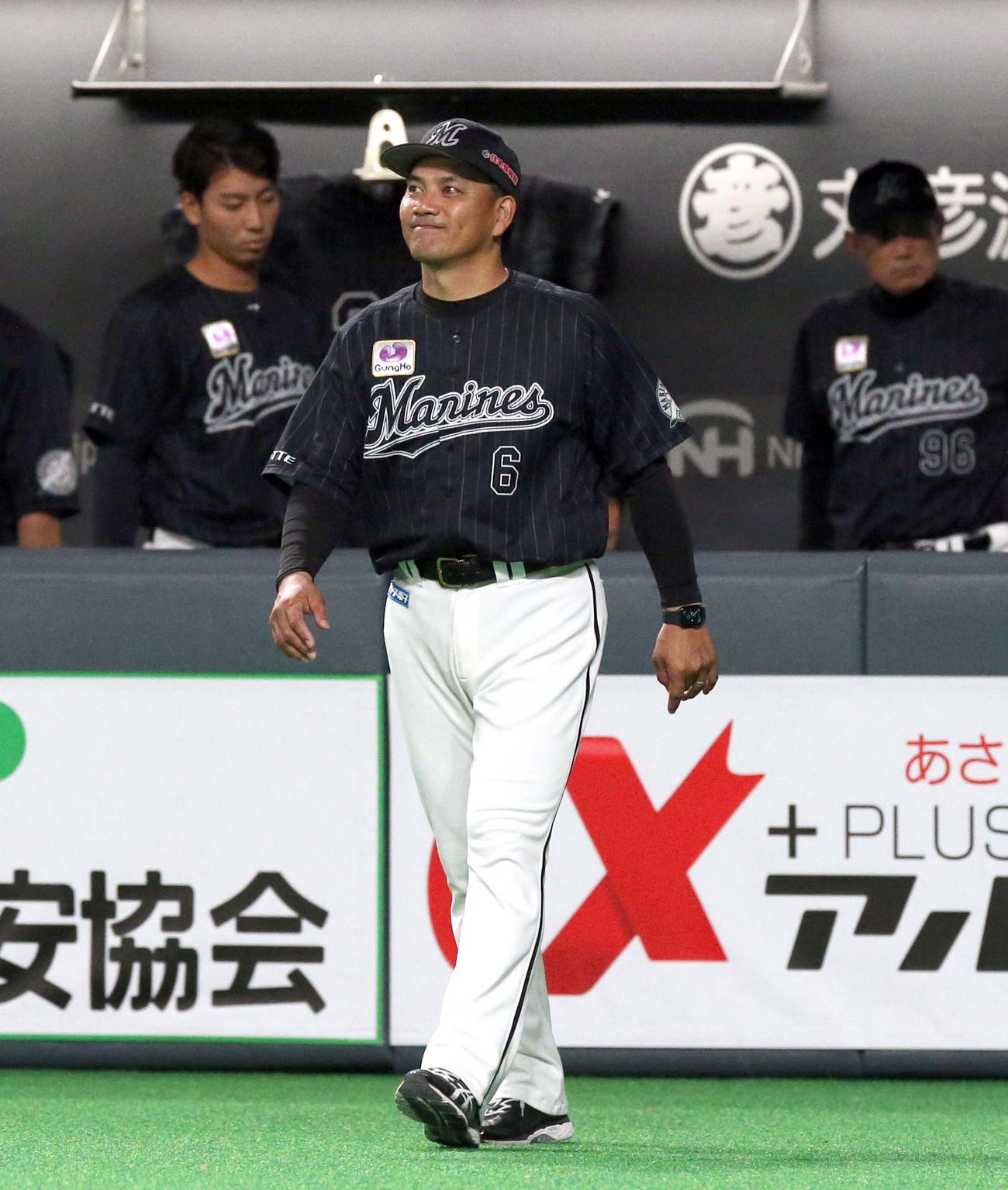日本ハム対ロッテ　選手交代を告げるロッテ井口監督（撮影・佐藤翔太）