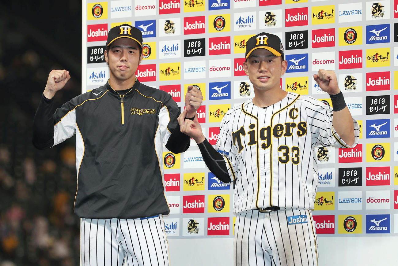 阪神対中日　お立ち台で笑顔でガッツポーズする阪神青柳（左）と糸原（撮影・前田充）