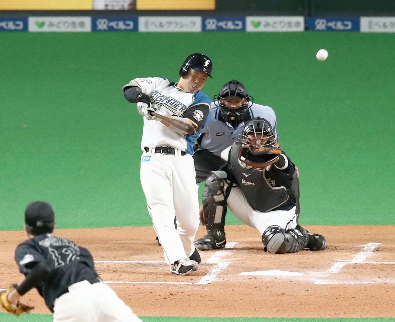 日本ハム対ロッテ　1回裏日本ハム1死三塁、左前適時打を放つ近藤（撮影・黒川智章）