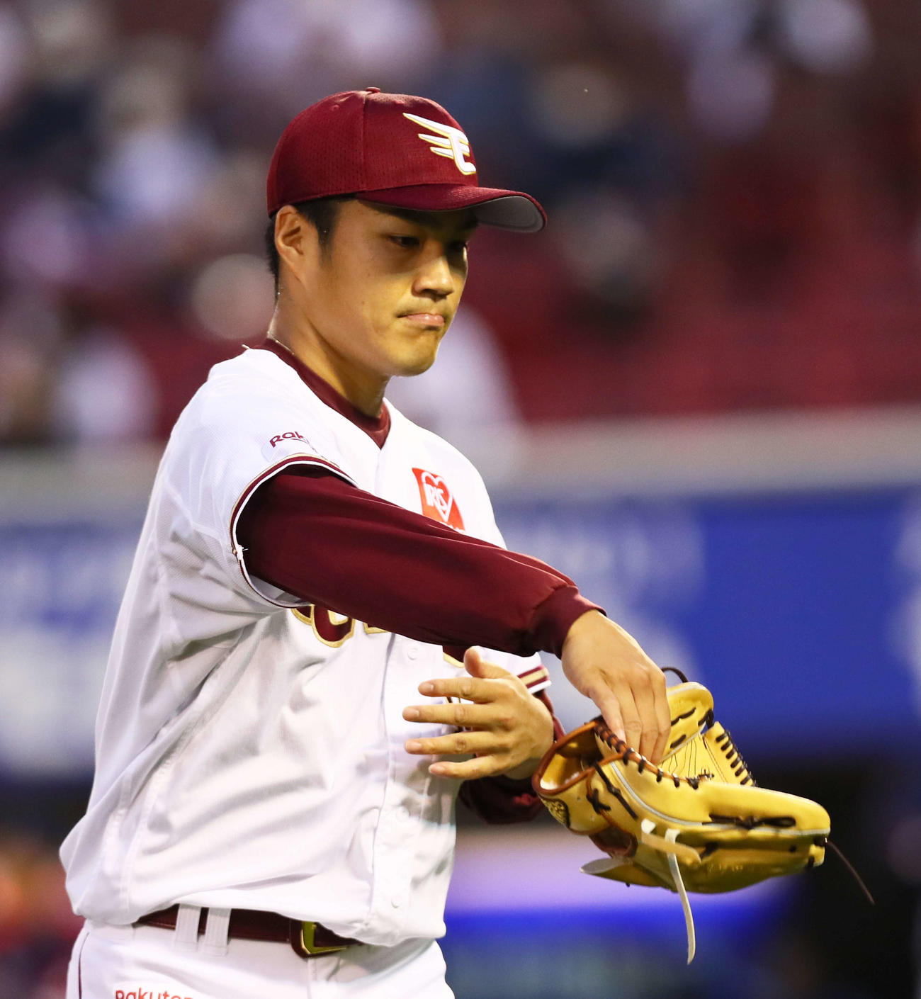 楽天対西武　序盤で5失点を喫し納得のいかないような表情の楽天則本昂（撮影・足立雅史）