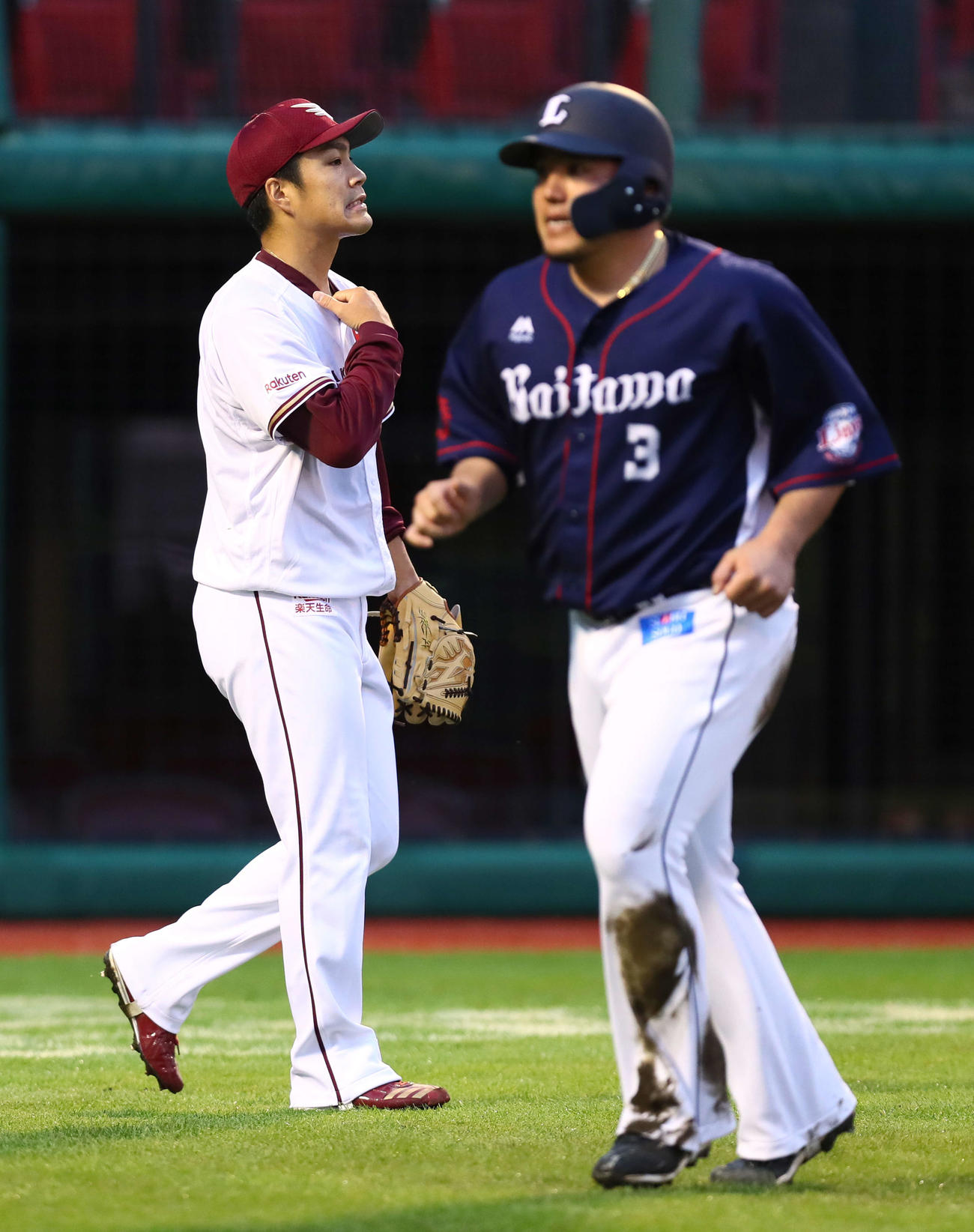 楽天対西武　2回表西武無死一、二塁、先制の左前打を浴びた則本昂（左）。右は生還した西武山川（撮影・足立雅史）