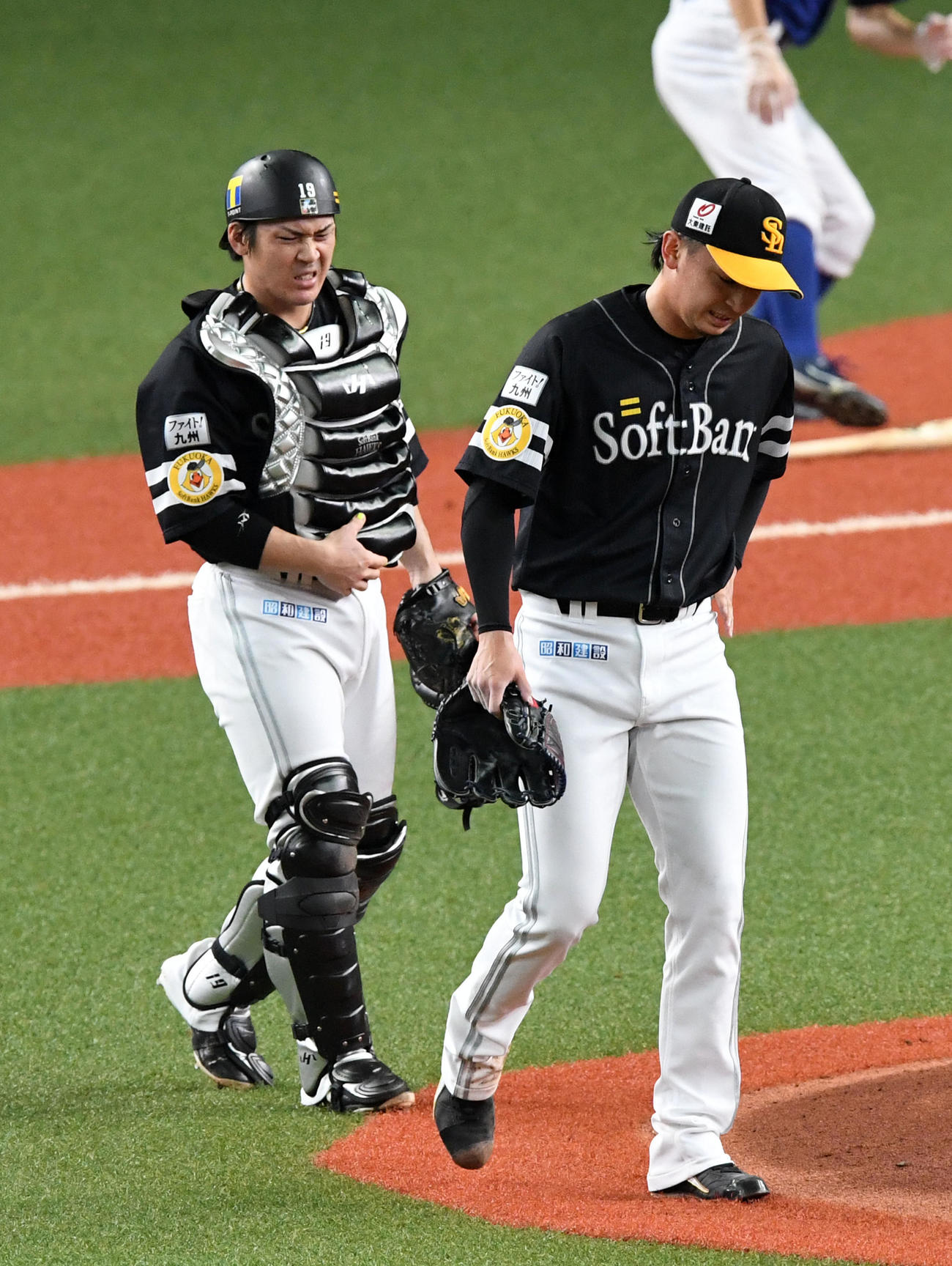 オリックス対ソフトバンク　2回裏オリックス無死、T－岡田の投ゴロが直撃した東浜（右）（撮影・前岡正明）
