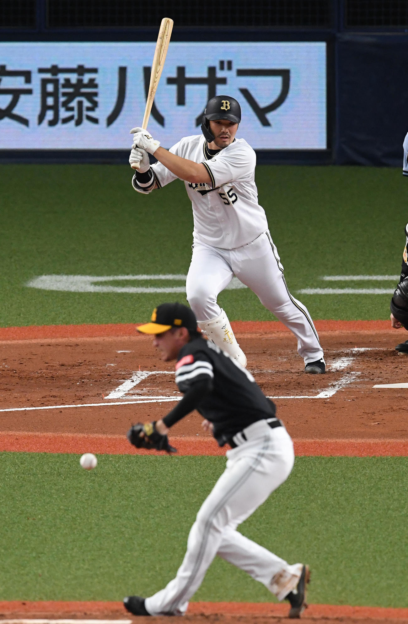 オリックス対ソフトバンク　2回裏オリックス無死、T－岡田の投ゴロが直撃した東浜（撮影・前岡正明）