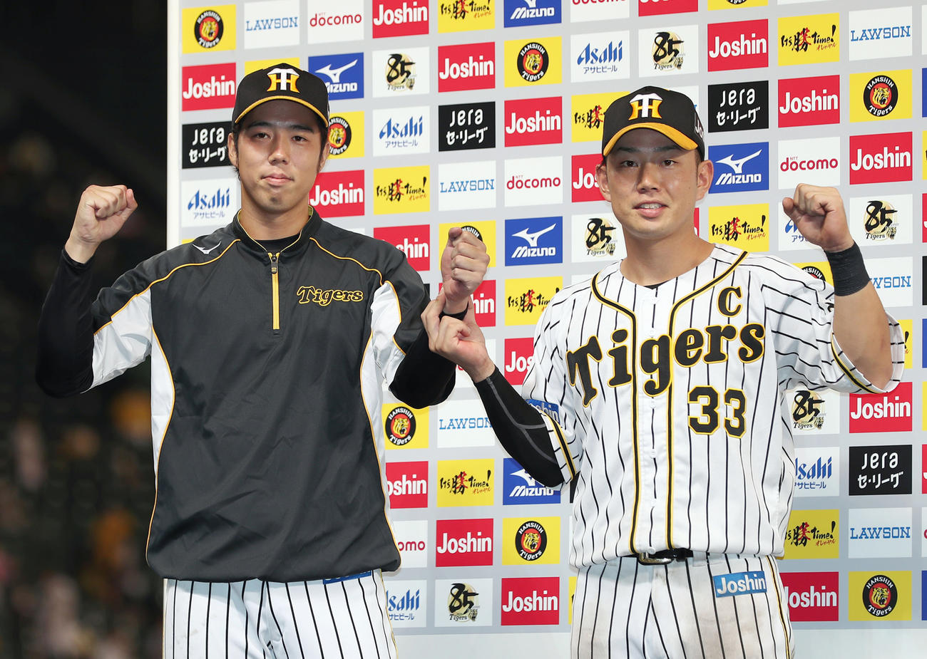 お立ち台で笑顔でガッツポーズする青柳（左）と糸原（撮影・前田充）