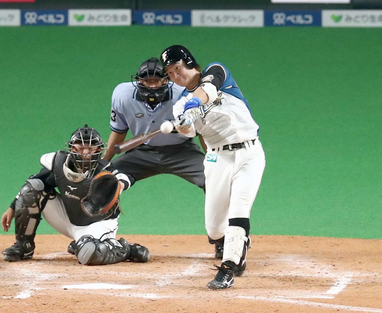 日本ハム対ロッテ　4回裏日本ハム1死一、二塁、左越え適時二塁打を放つ渡辺（撮影・黒川智章）