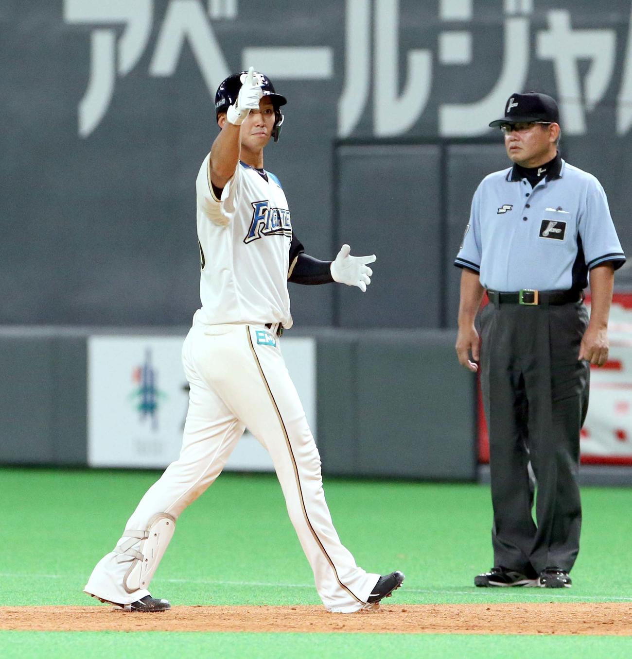 日本ハム対ロッテ　4回裏日本ハム2死三塁、石川亮は左前適時打を放ちポーズをとる（撮影・佐藤翔太）