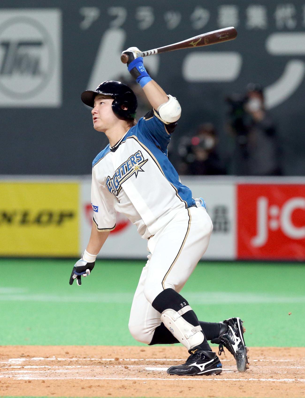 日本ハム対ロッテ　4回裏日本ハム1死一、二塁、渡辺は勝ち越しとなる適時二塁打を放つ（撮影・佐藤翔太）