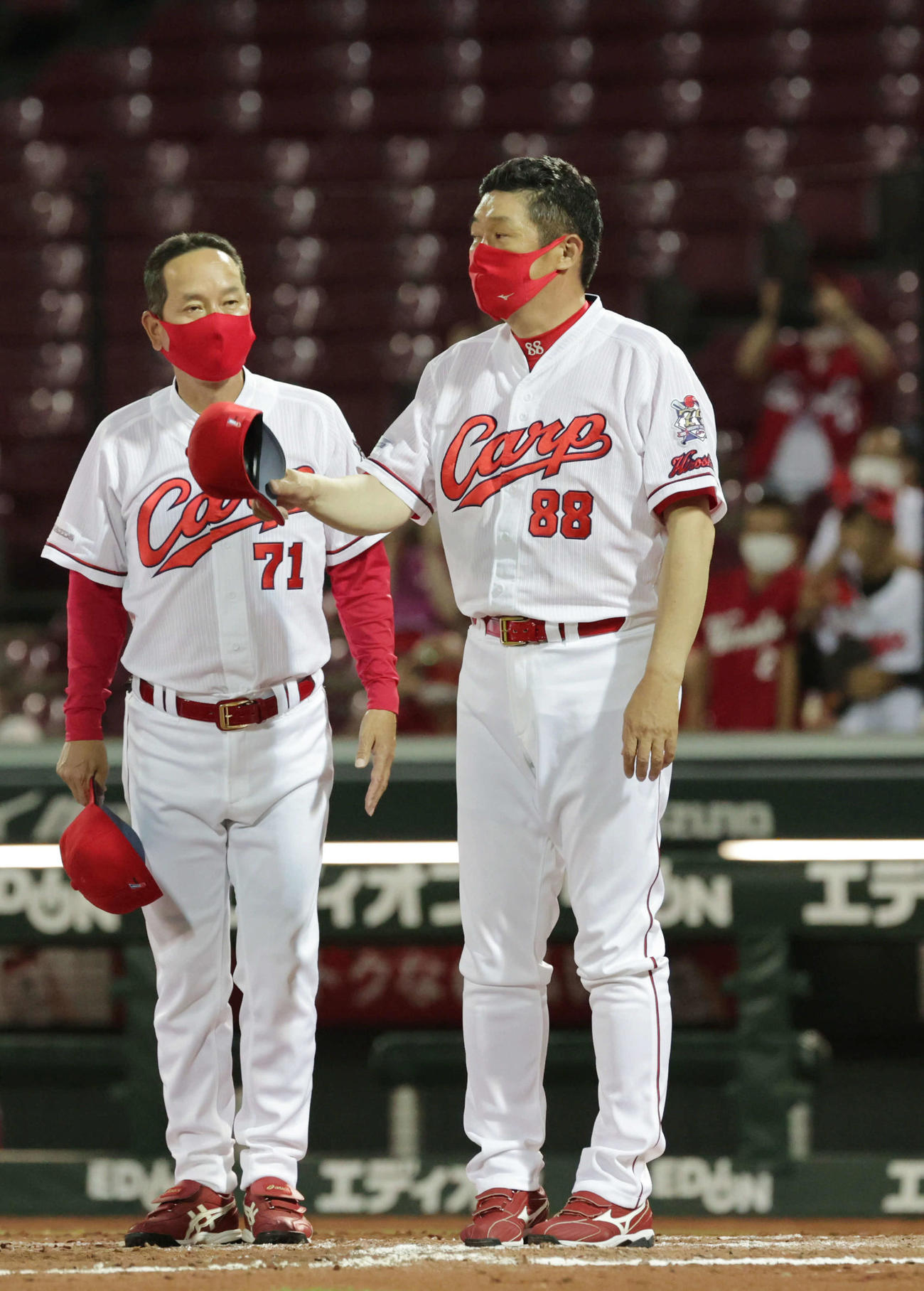 広島対ヤクルト3回戦　有観客では地元初勝利の佐々岡監督（右）。左隣は高ヘッドコーチ（撮影・加藤孝規）