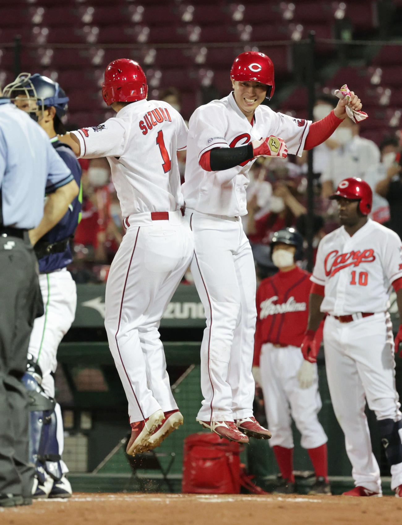広島対ヤクルト3回戦　6回裏広島無死一、二塁、松山の右越え3点本塁打で生還した堂林（右）と鈴木誠はヒップバンプで大喜び（撮影・加藤孝規）