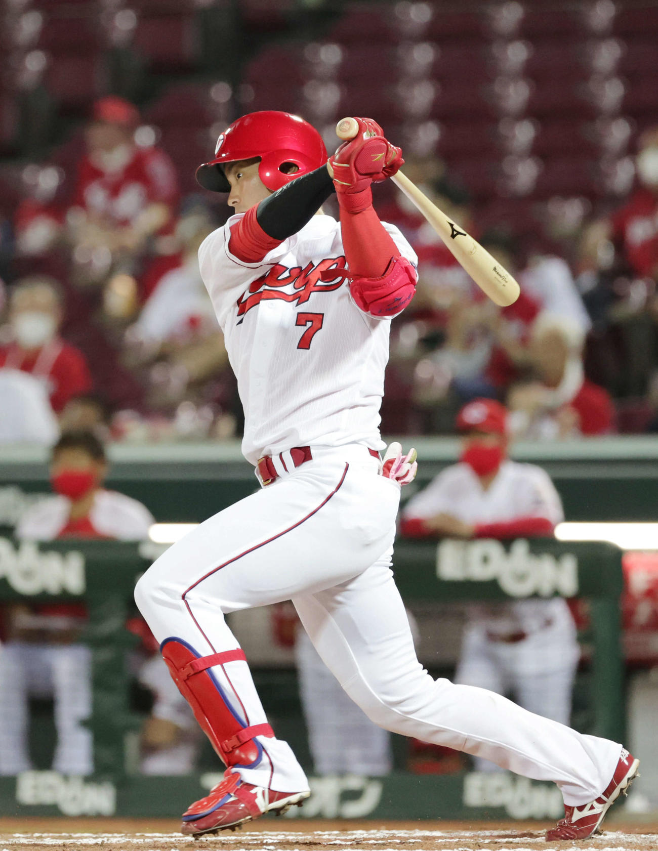 広島対ヤクルト　6回裏広島無死一塁、堂林は左前打を放つ（撮影・加藤孝規）