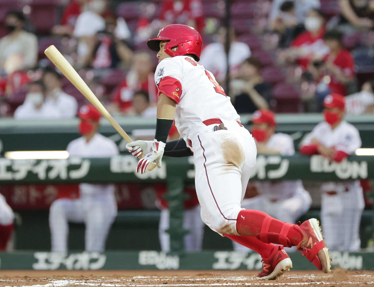 広島対ヤクルト3回戦　3回裏広島無死二塁、鈴木誠は中前打を放つ（撮影・加藤孝規）