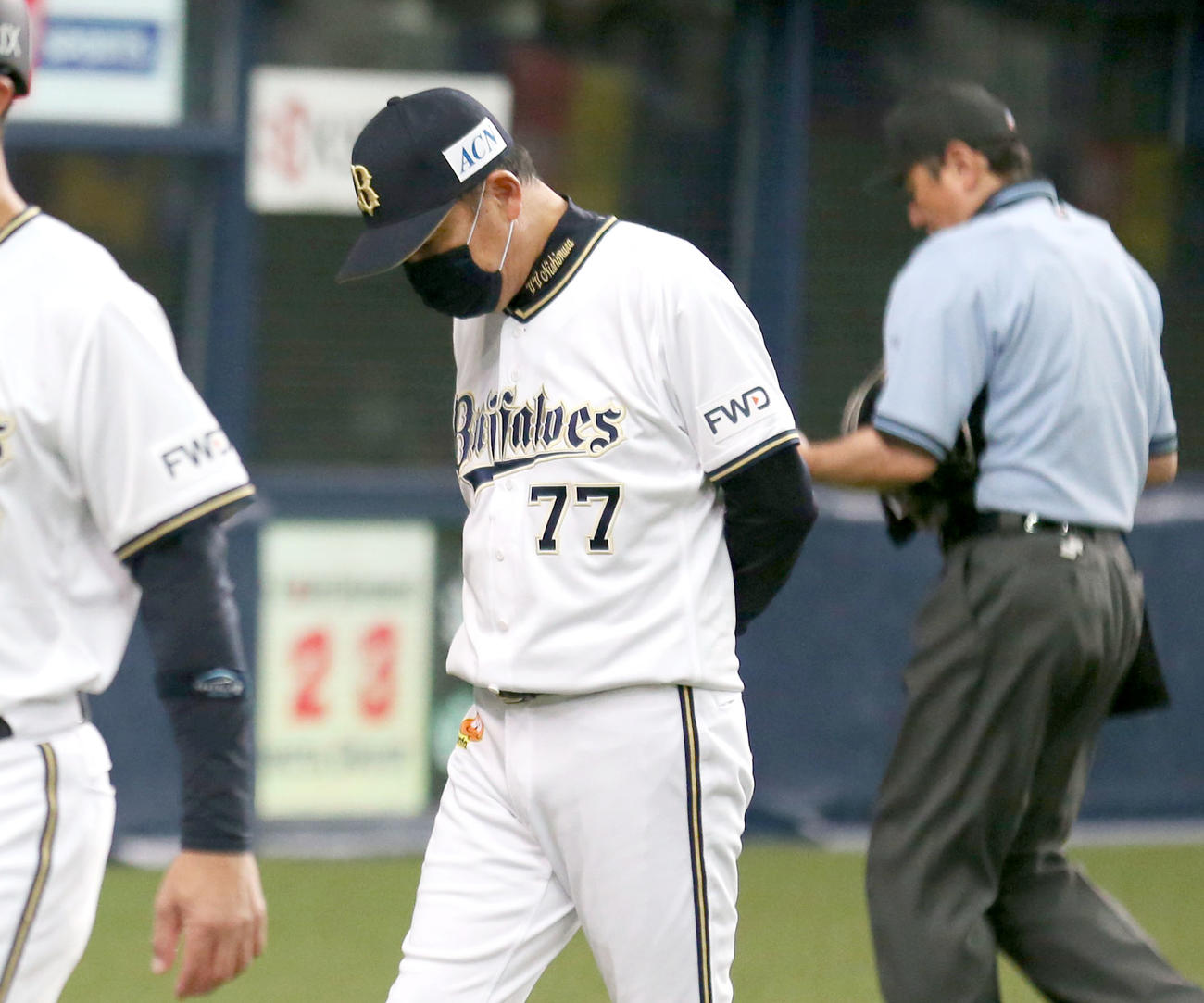 オリックス対ソフトバンク　7回の攻撃を終え、選手交代を告げベンチへ戻る西村監督（撮影・上山淳一）