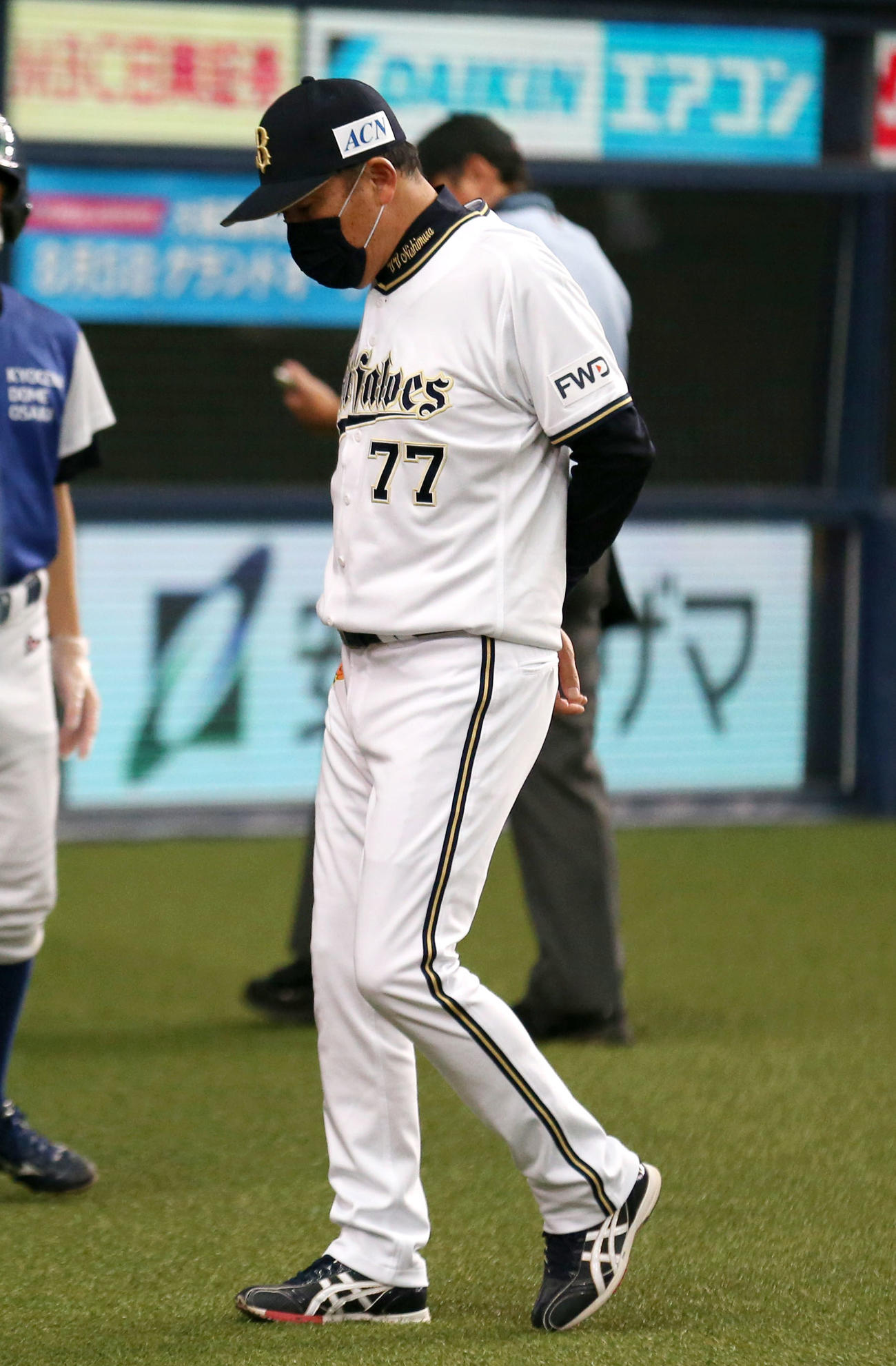 オリックス対ソフトバンク　7回の攻撃を終え、選手交代を告げベンチへ戻る西村監督（撮影・上山淳一）