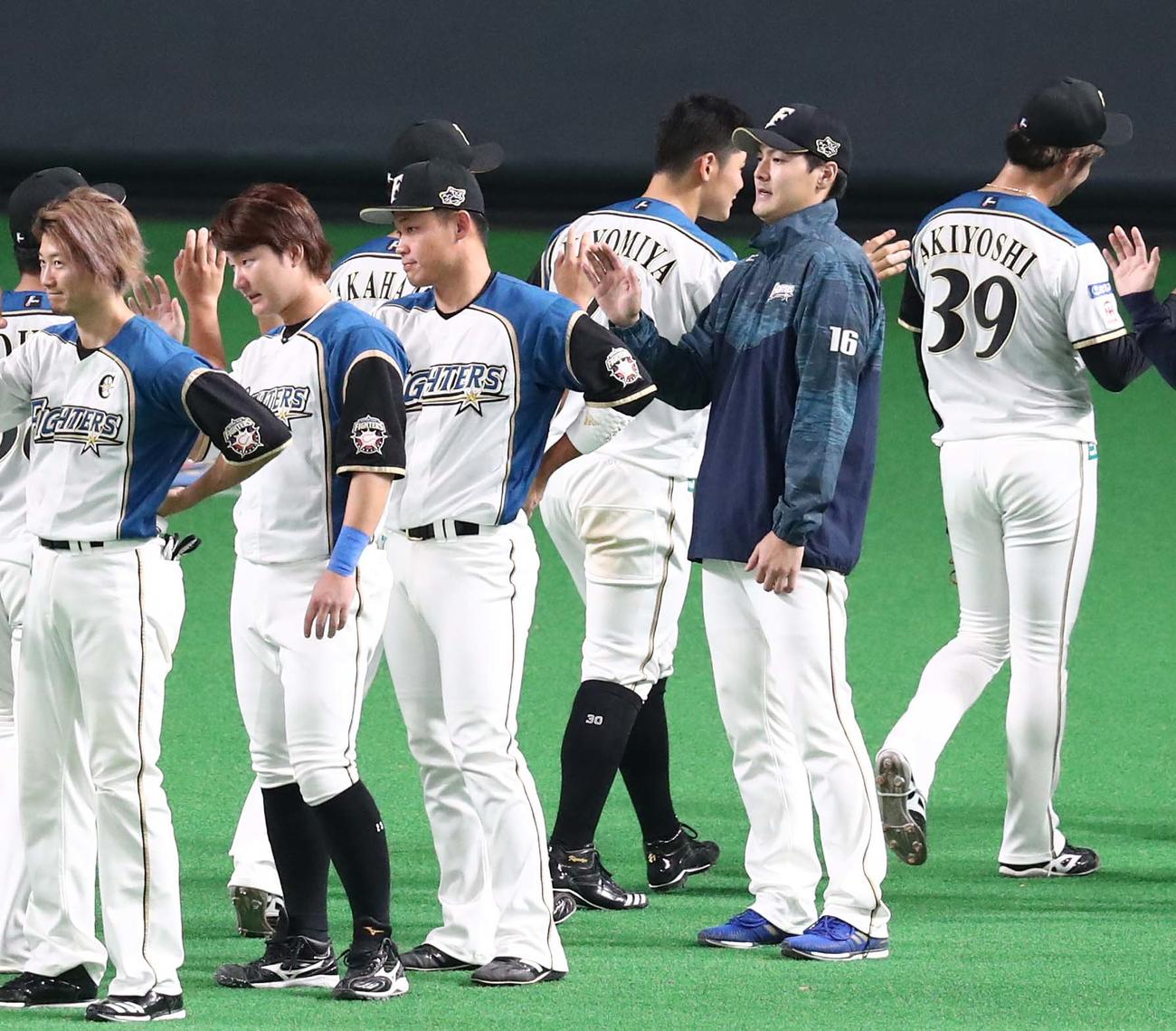 日本ハム対ロッテ　試合後、ナインを出迎える有原（右）（撮影・黒川智章）