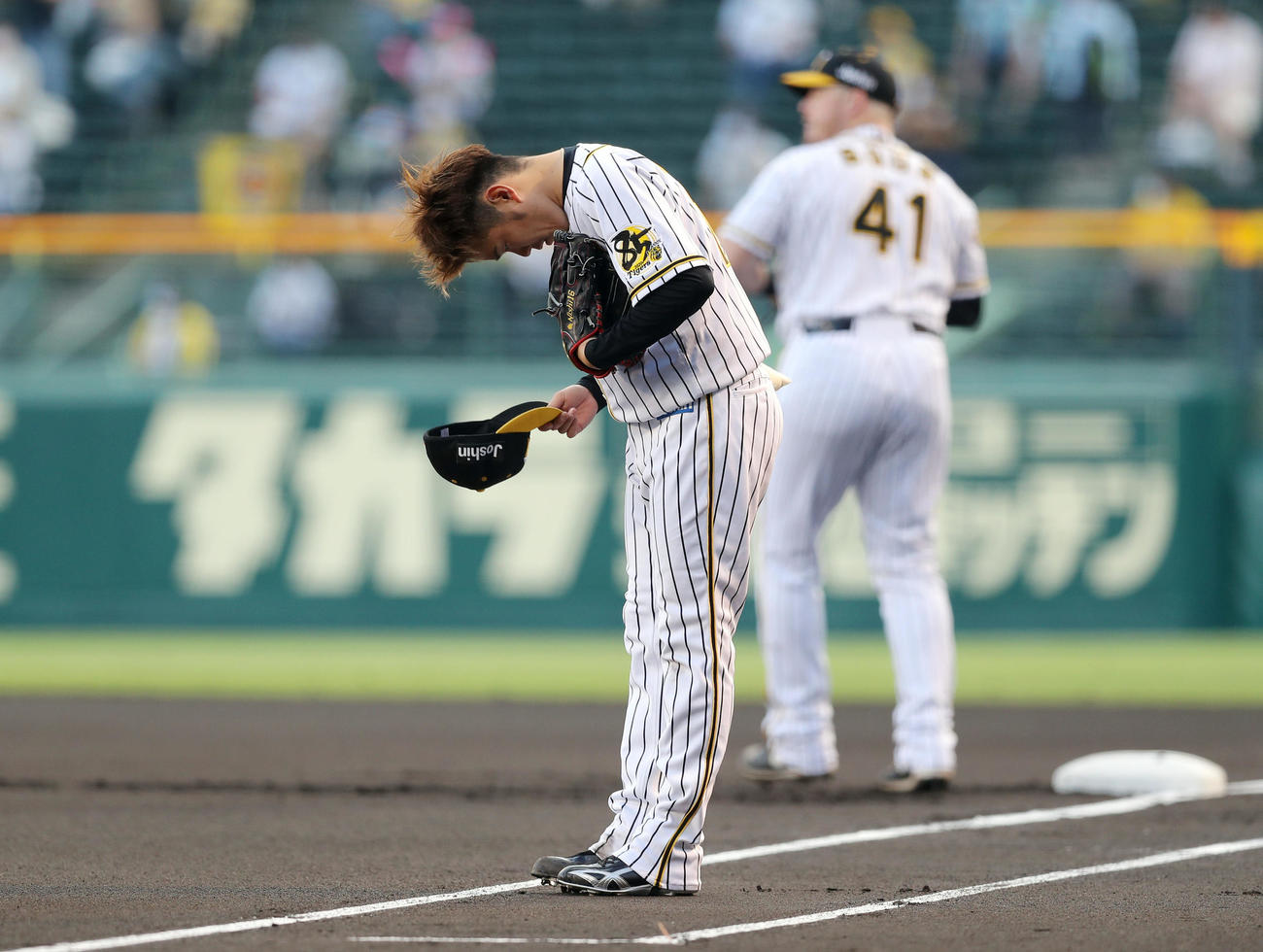 阪神対中日　頭を下げてマウンドへ向かう阪神西勇（撮影・前田充）