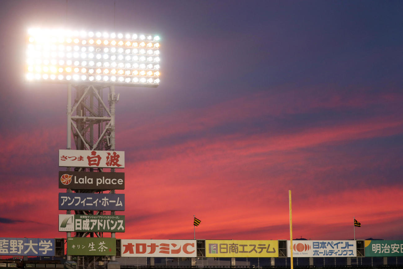 阪神対中日　西の空に夕焼けを望む甲子園球場（撮影・加藤哉）