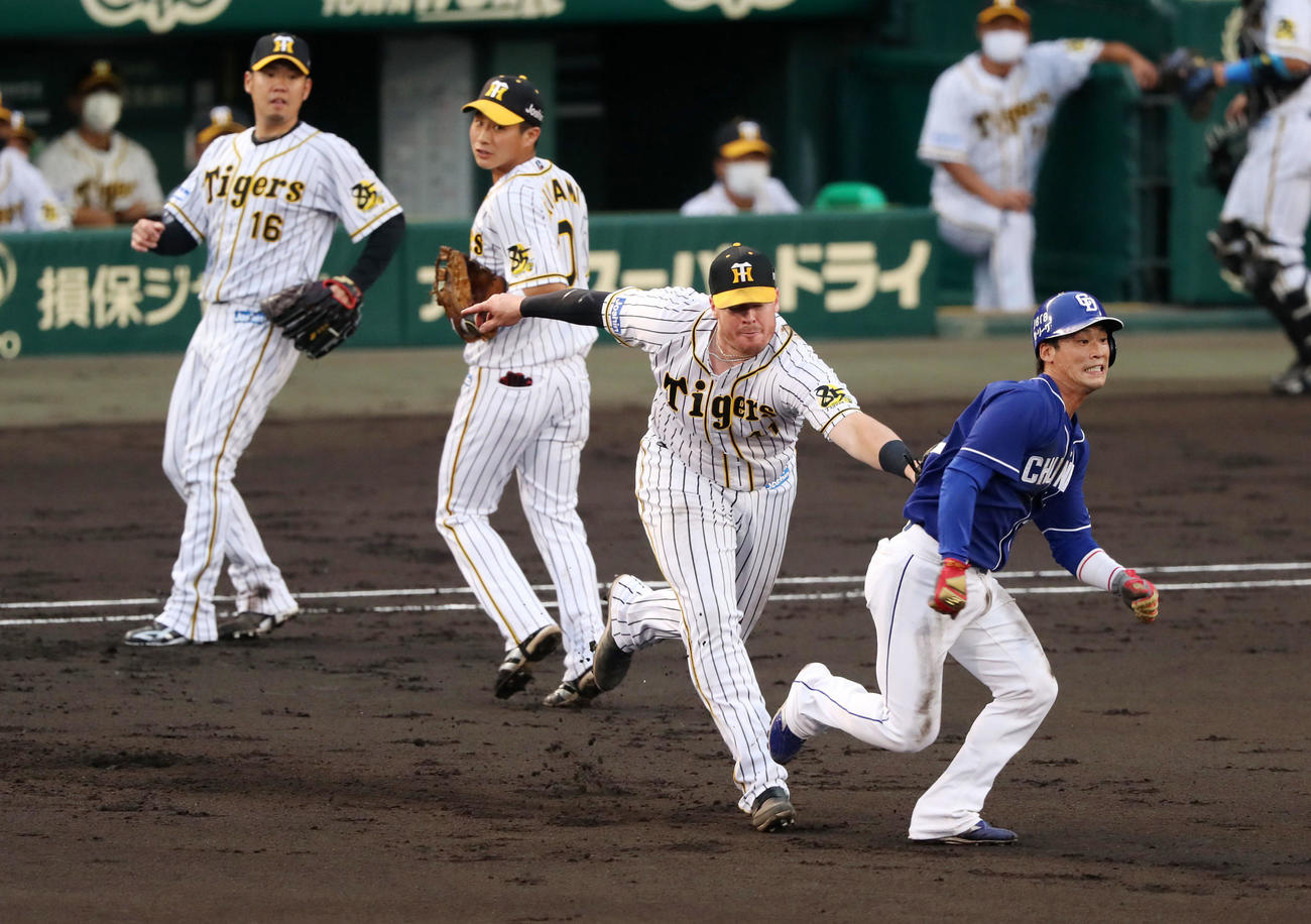 阪神対中日　3回表中日1死一塁、ボーアは大島の打球を捕球して一塁ベースを踏み一走加藤（右）を一、二塁間で挟殺する、左端は西勇、左から2人目は木浪（撮影・加藤哉）