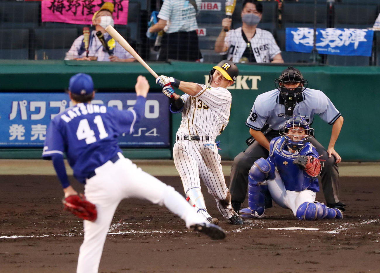 阪神対中日　3回裏阪神2死二塁、糸原は右越え適時二塁打を放つ（撮影・加藤哉）