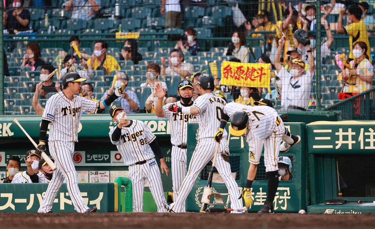 3回裏阪神2死二塁、糸原健斗の適時二塁打で生還した木浪を出迎える矢野監督（撮影・清水貴仁）