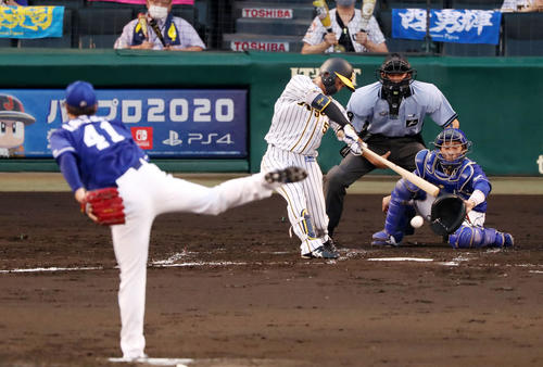 阪神対中日　3回裏阪神1死一、三塁、近本は二ゴロを放ち打点を挙げる（撮影・加藤哉）